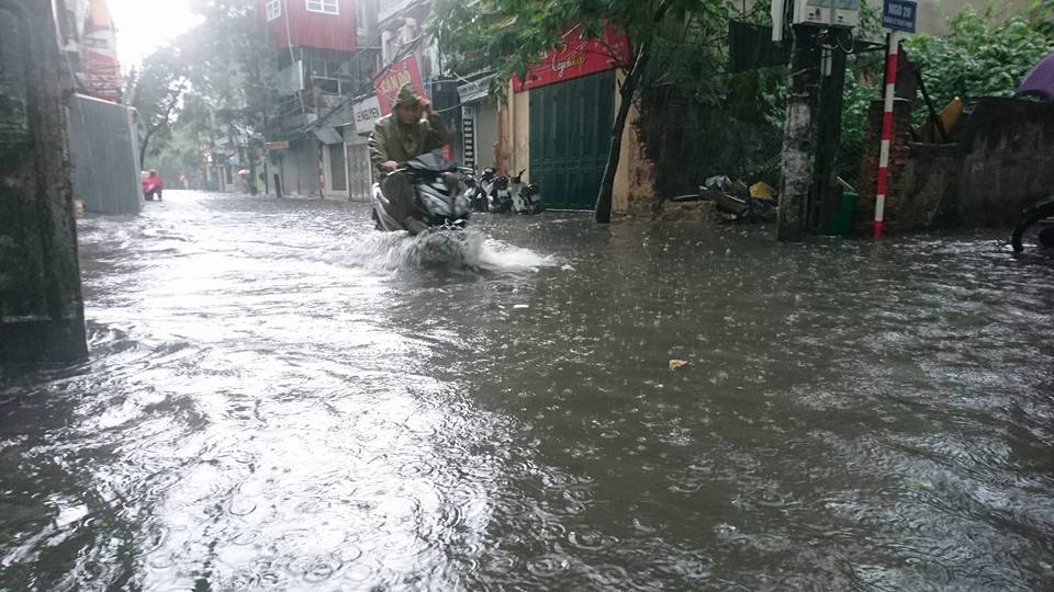Mưa lớn, d&acirc;n b&igrave; b&otilde;m tr&ecirc;n nhiều tuyến phố  H&agrave; Nội ngập s&acirc;u - Ảnh 4.
