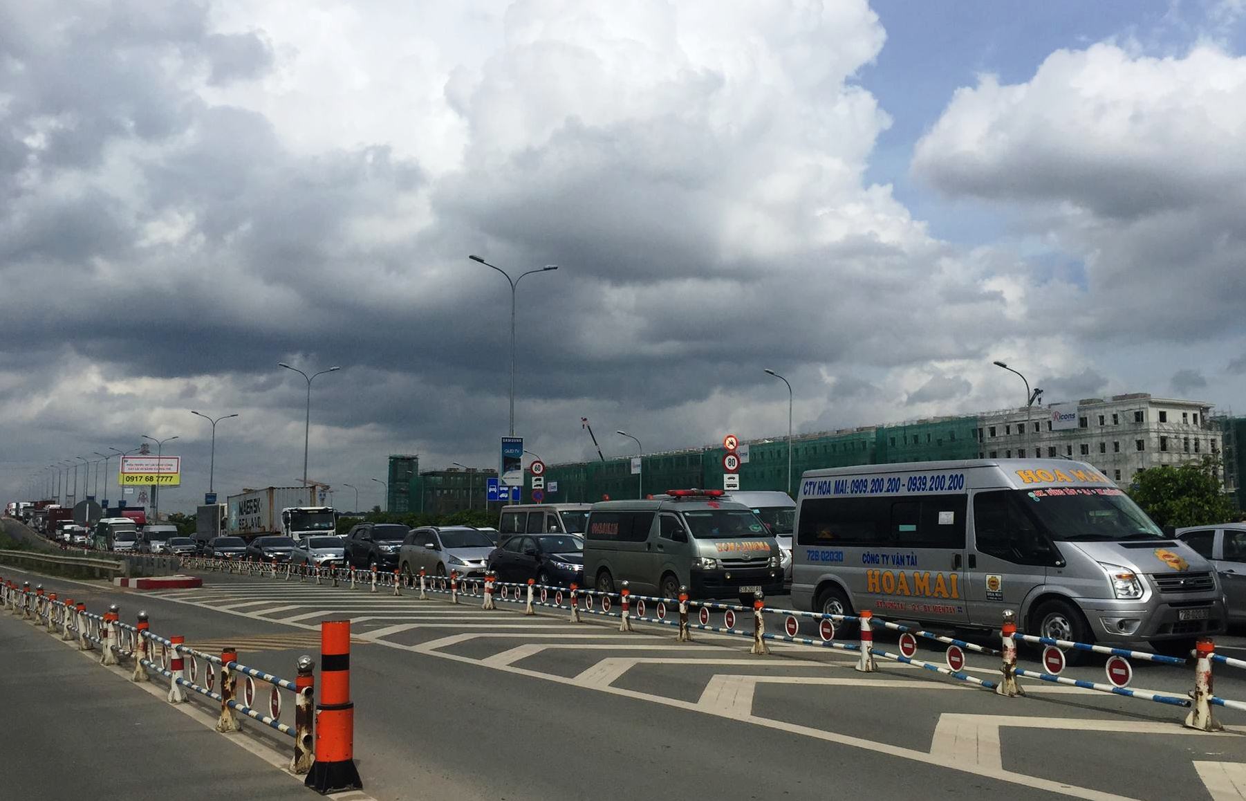 Xe kh&aacute;ch Th&agrave;nh Bưởi g&acirc;y tai nạn li&ecirc;n ho&agrave;n tr&ecirc;n đường dẫn cao tốc - Ảnh 3.