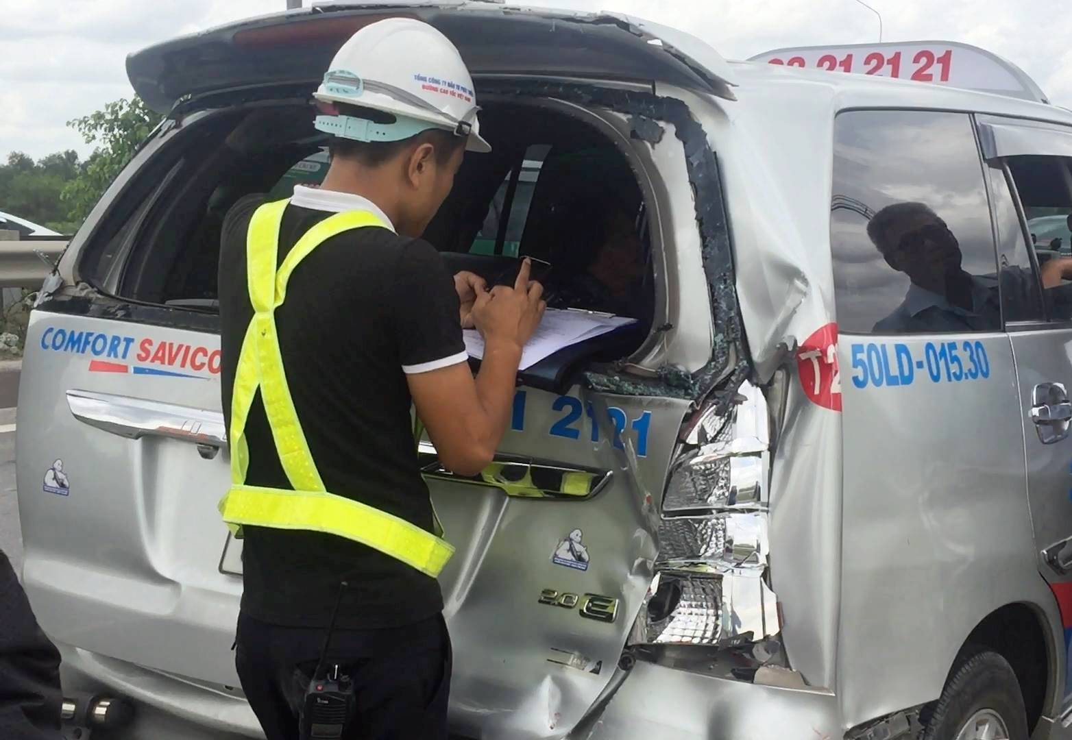 Xe kh&aacute;ch Th&agrave;nh Bưởi g&acirc;y tai nạn li&ecirc;n ho&agrave;n tr&ecirc;n đường dẫn cao tốc - Ảnh 1.
