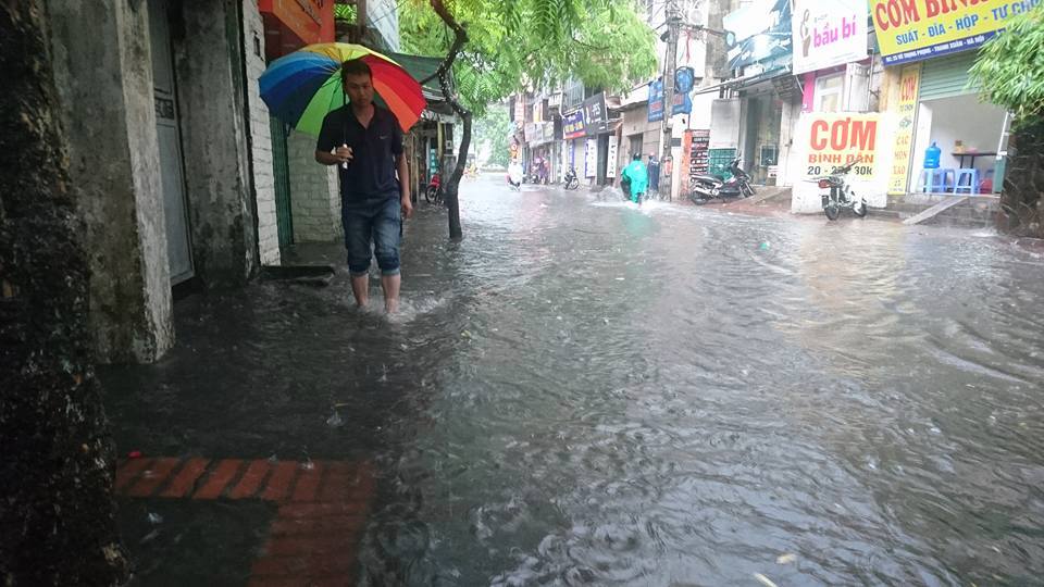 Mưa lớn, d&acirc;n b&igrave; b&otilde;m tr&ecirc;n nhiều tuyến phố  H&agrave; Nội ngập s&acirc;u - Ảnh 5.