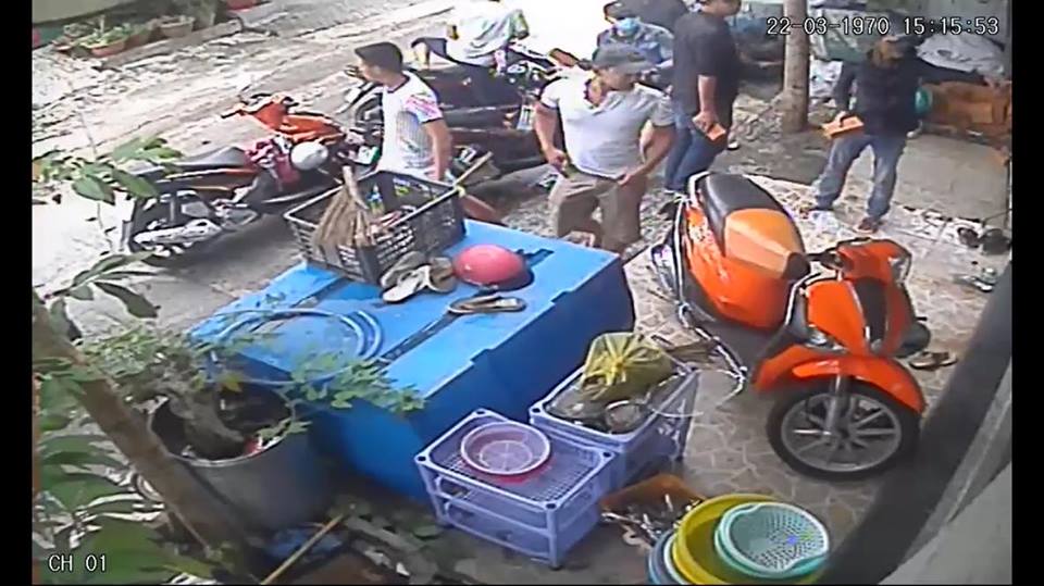 Clip: Giang hồ dội "mưa gạch" vào nhà dân ở quận Bình Thạnh