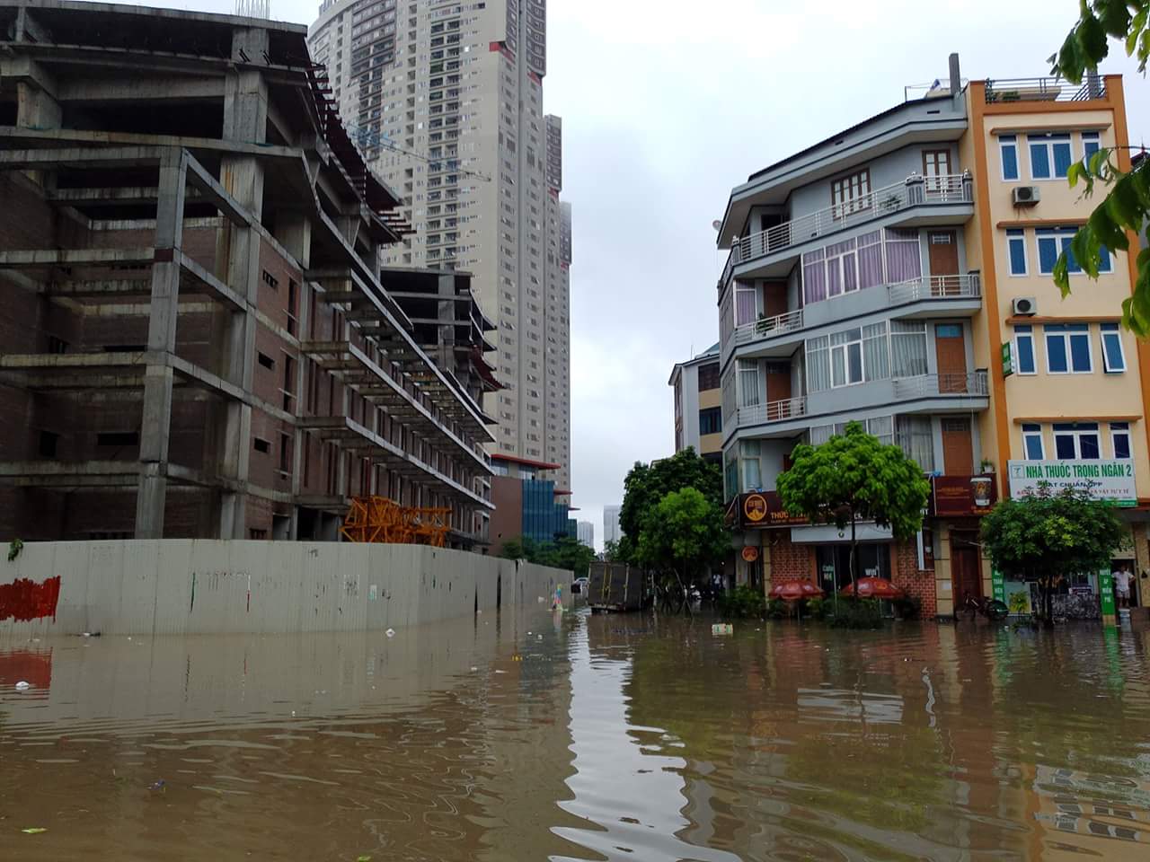 Mưa lớn, d&acirc;n b&igrave; b&otilde;m tr&ecirc;n nhiều tuyến phố  H&agrave; Nội ngập s&acirc;u - Ảnh 7.