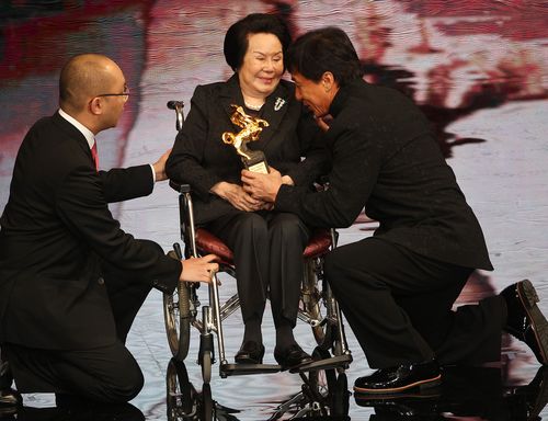 Nhận giải thành tựu trọn đời