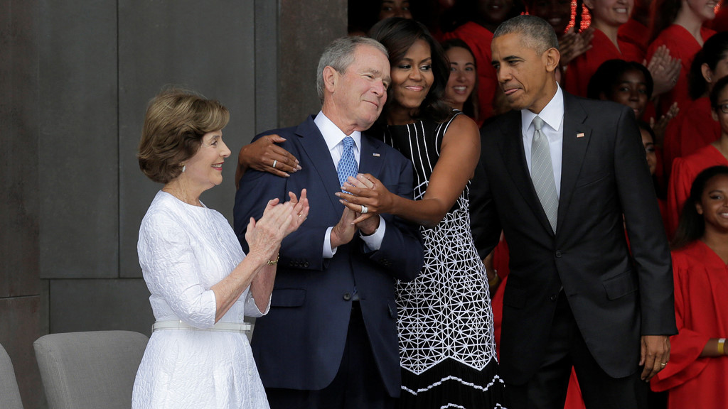 Tình bạn hiếm có giữa ông Bush và bà Obama
