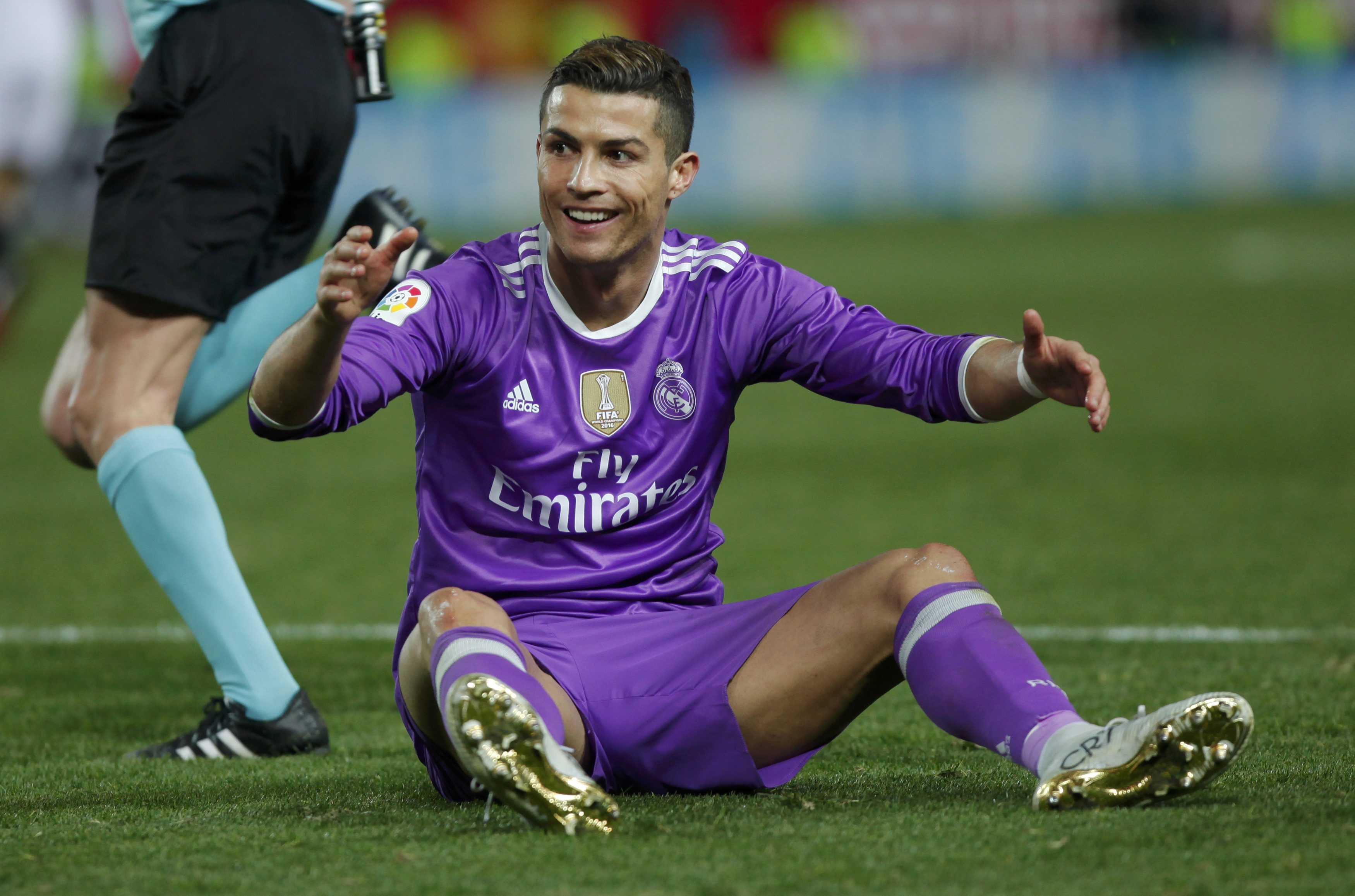 Ranieri kẹp cổ Kante, Ronaldo ném bóng vào lưng Vitolo