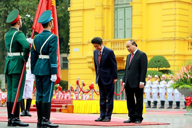 Đây là lần thứ ba Thủ tướng Shinzo Abe thăm chính thức Việt Nam - Ảnh: Reuters