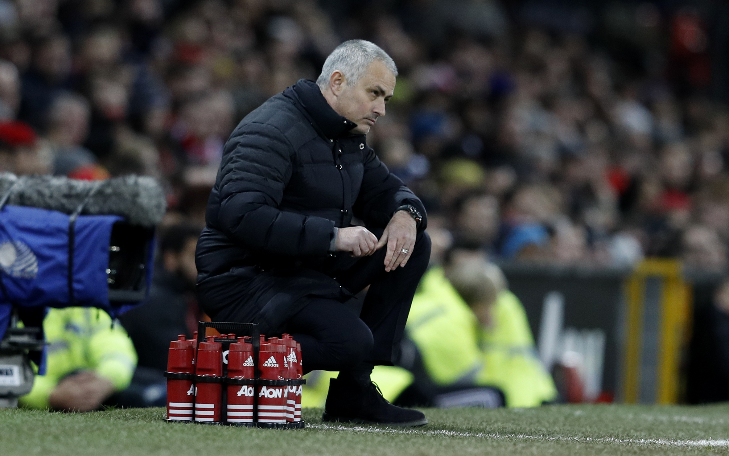 Mourinho bất lực nhìn M.U chia điểm