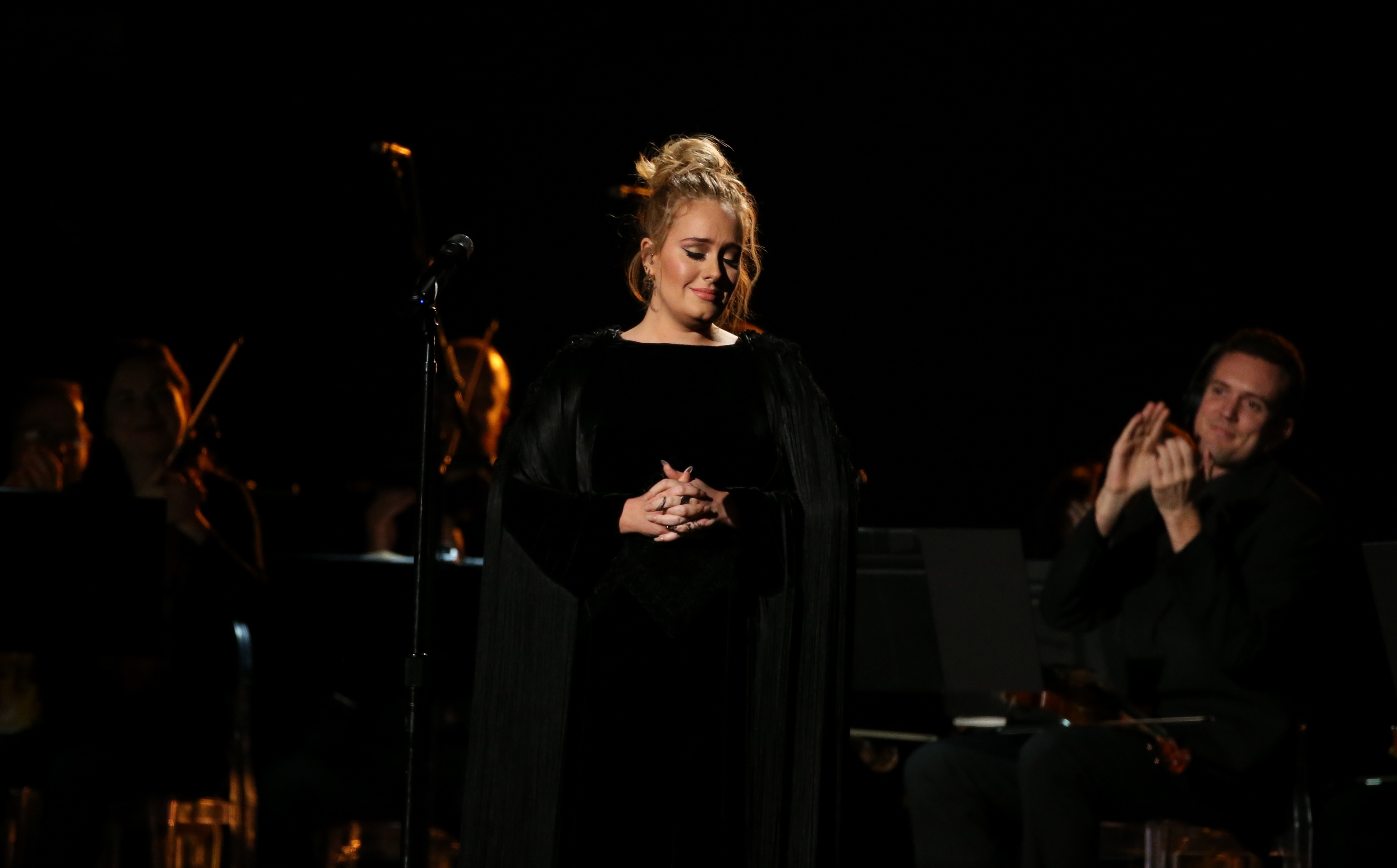 Adele có phần trình diễn gặp sự cố nhỏ