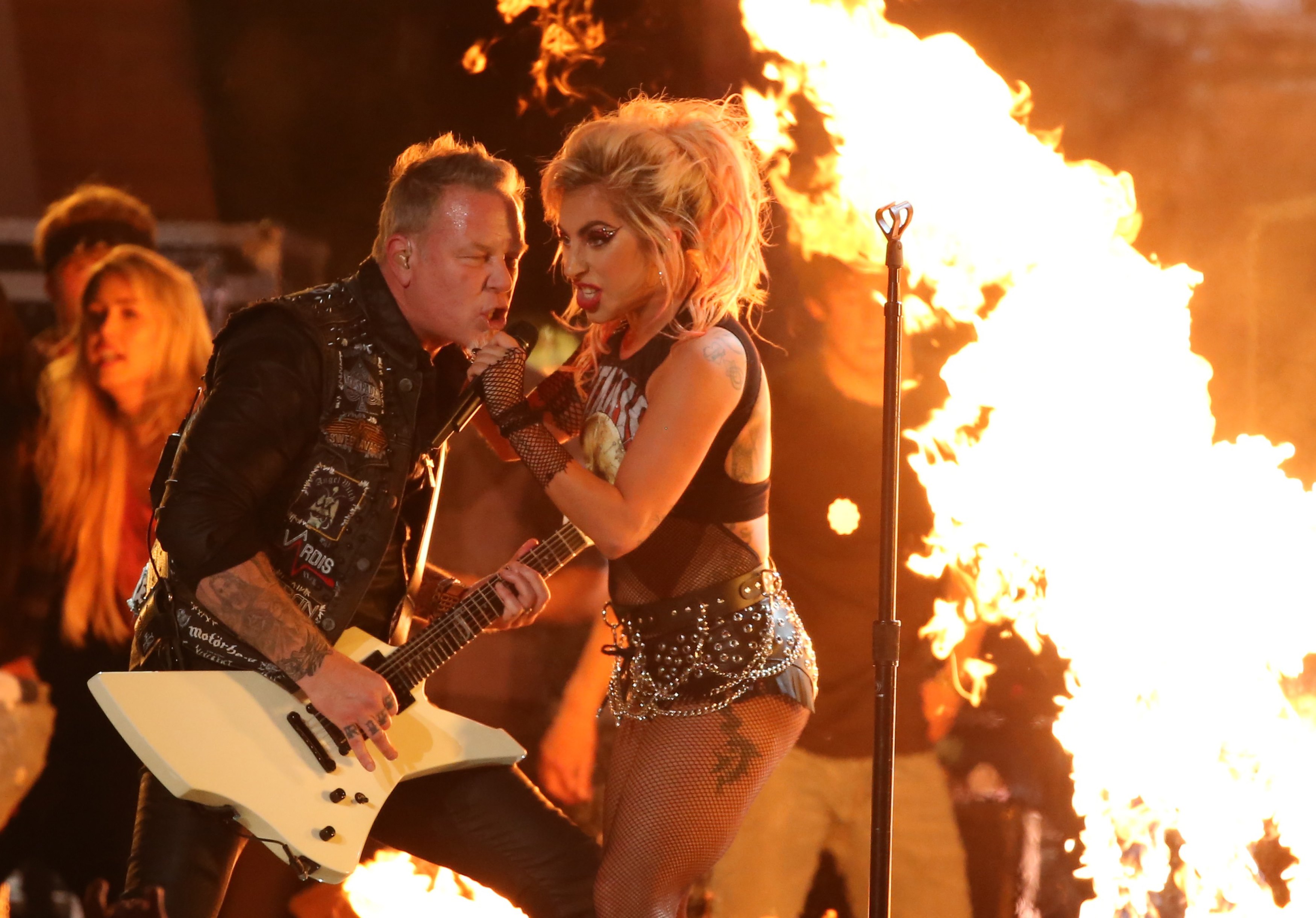 Lady Gaga trình diễn hết mình