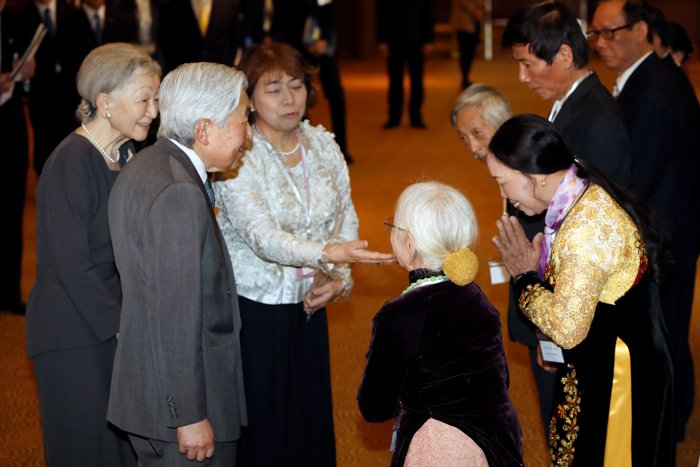 Nhật hoàng Akihito cùng Hoàng hậu Michiko gặp mặt người thân các cựu binh Nhật