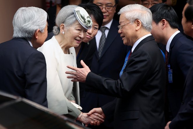 Nhật hoàng Akihito và Hoàng hậu Michiko chia tay Tổng Bí thư Nguyễn Phú Trọng sau buổi tiệc trà ở Hà Nội