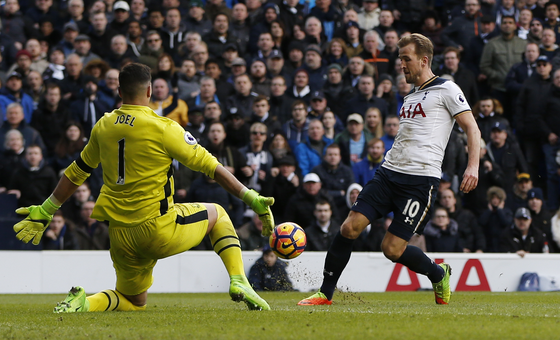 Kane tỏa sáng, Tottenham tiếp tục bám đuổi Chelsea