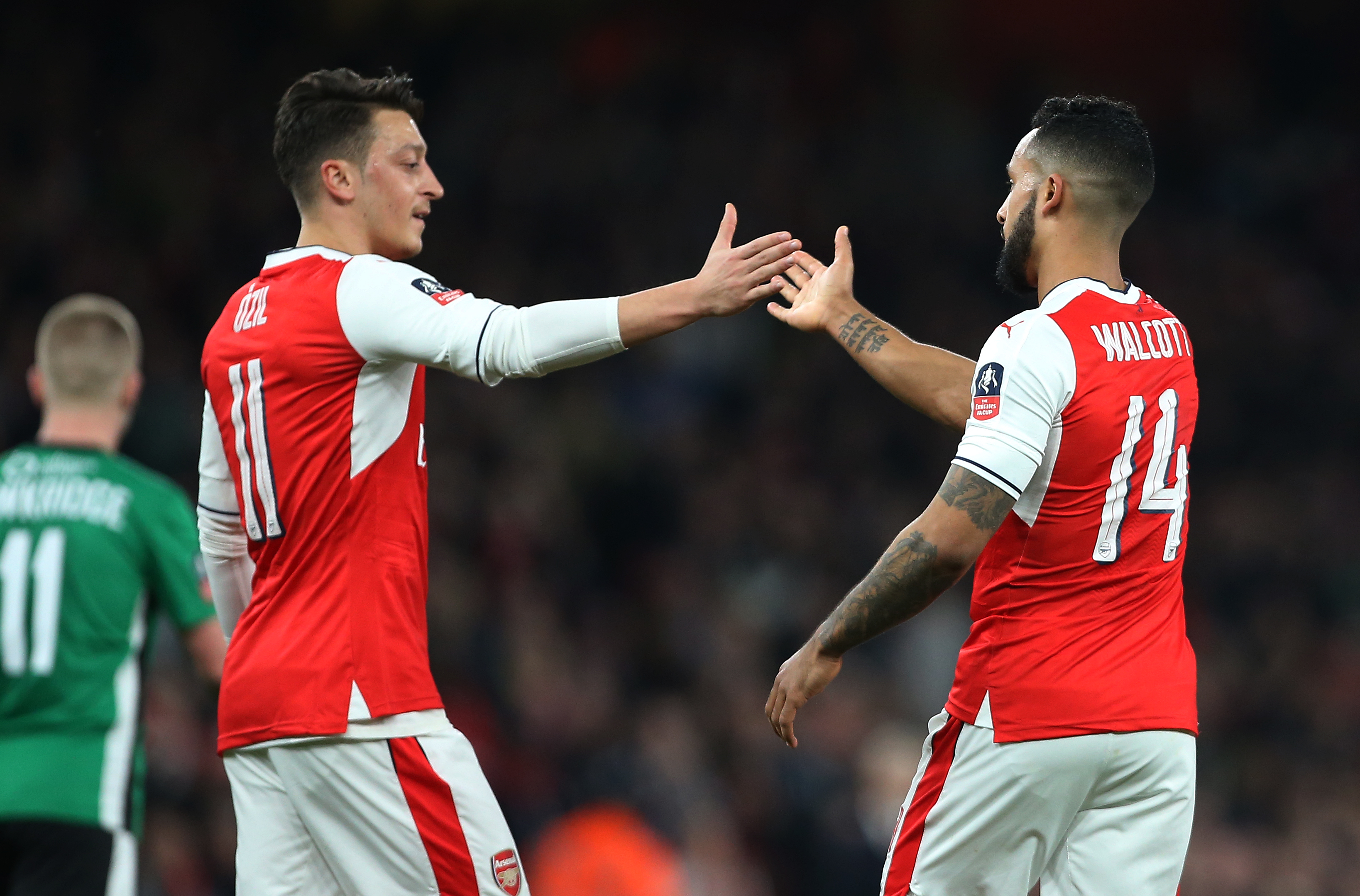 
Ozil sẽ được t&aacute;i k&yacute; hợp đồng với mức lương kỷ lục 250.000 bảng Anh/tuần nếu HLV Wenger tiếp tục ở lại

