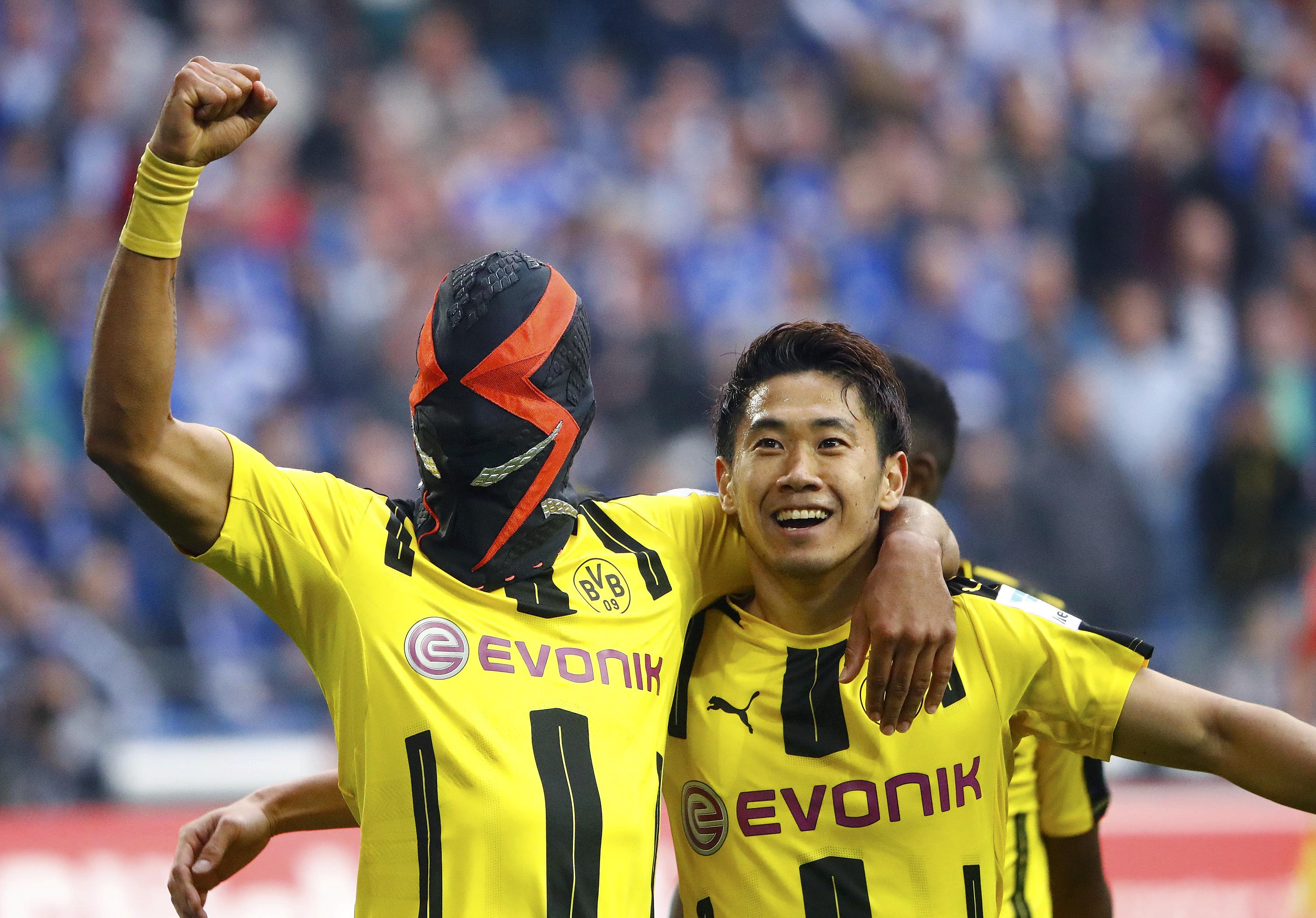 Aubameyang bị phạt vì “quảng cáo” mặt nạ không đúng chỗ
