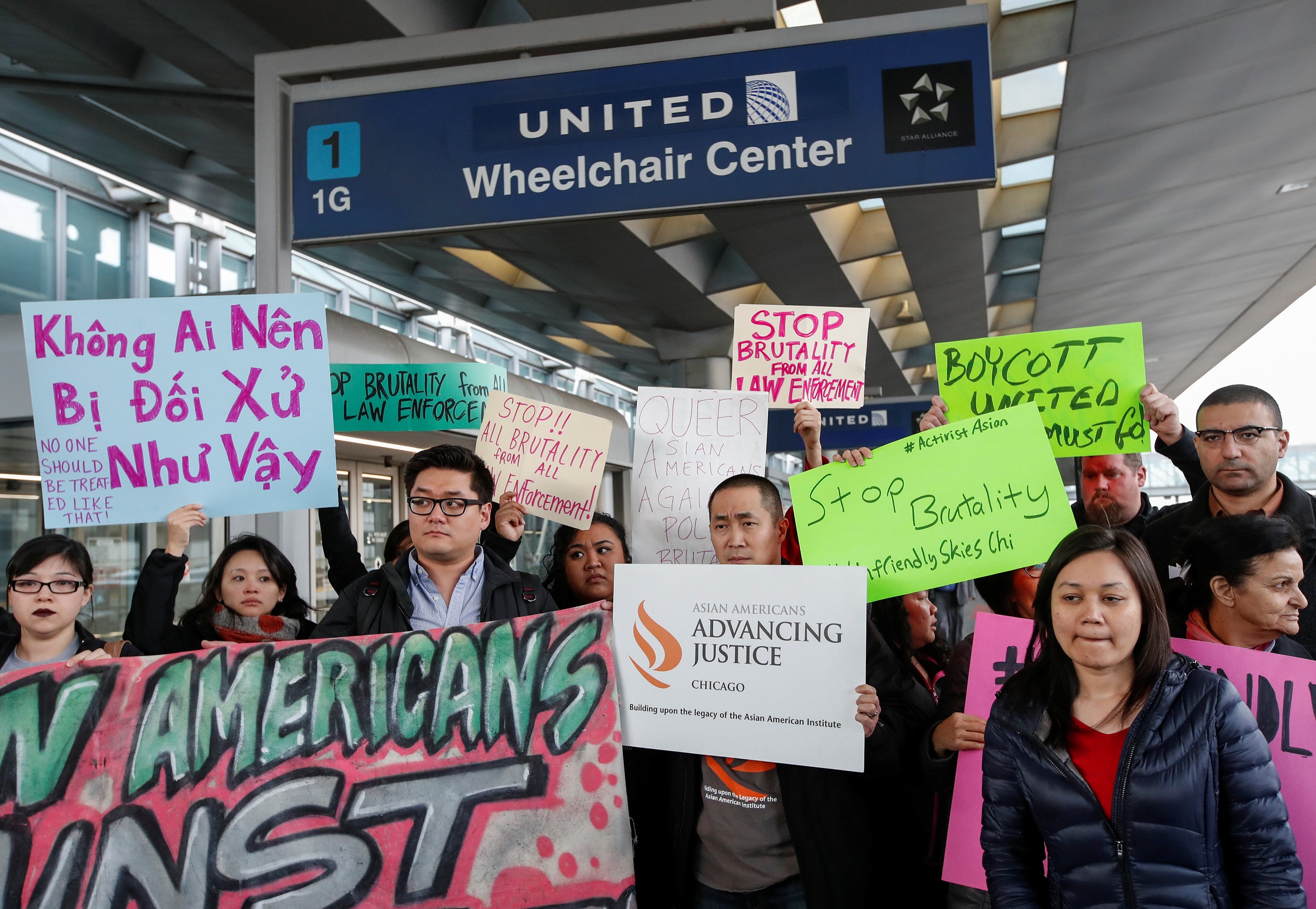 United Airlines vẫn "hạ cánh an toàn" sau vụ bác sĩ gốc Việt?