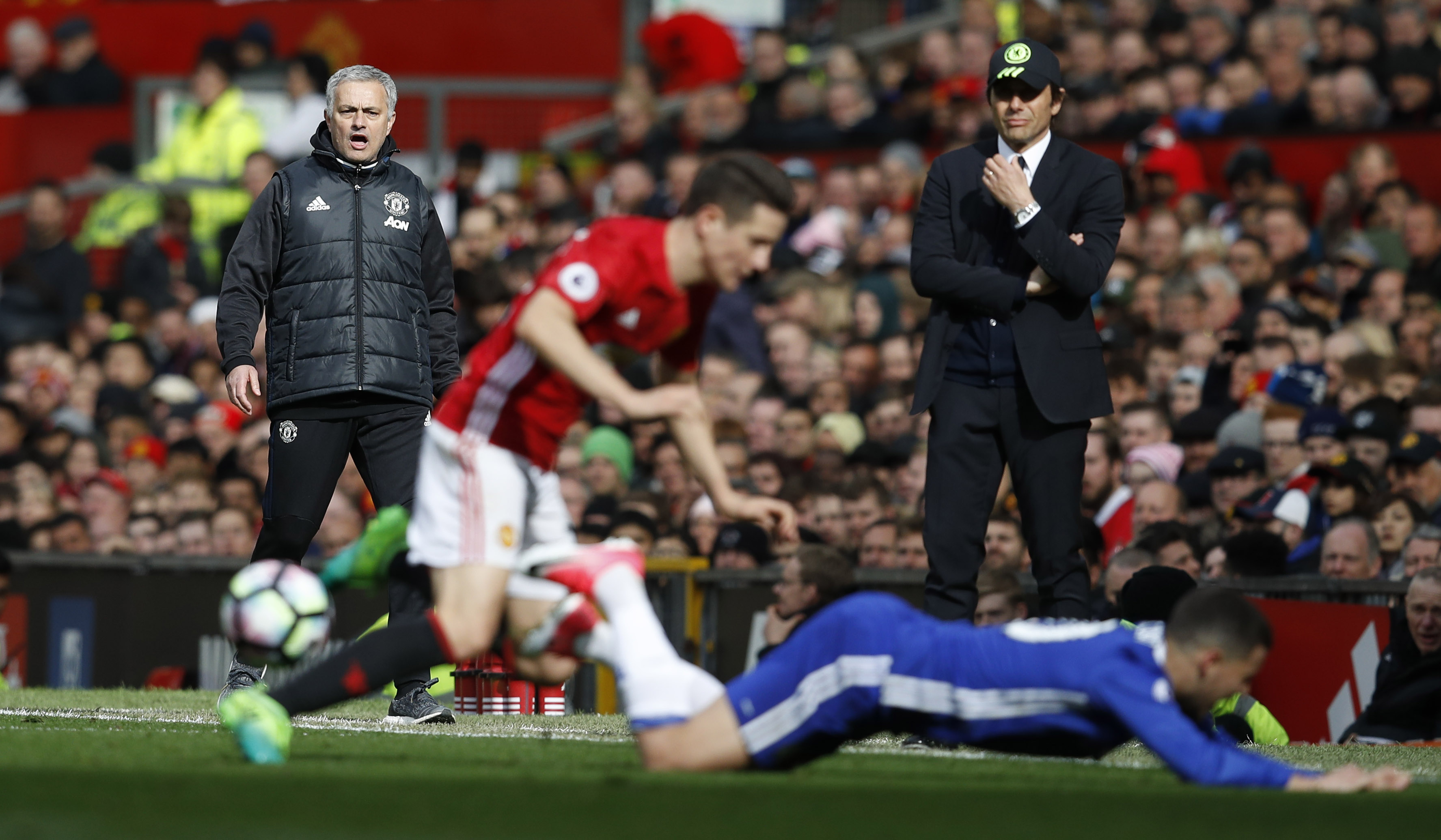 Mourinho cao tay hạ Chelsea, làm nóng cuộc đua vô địch Anh