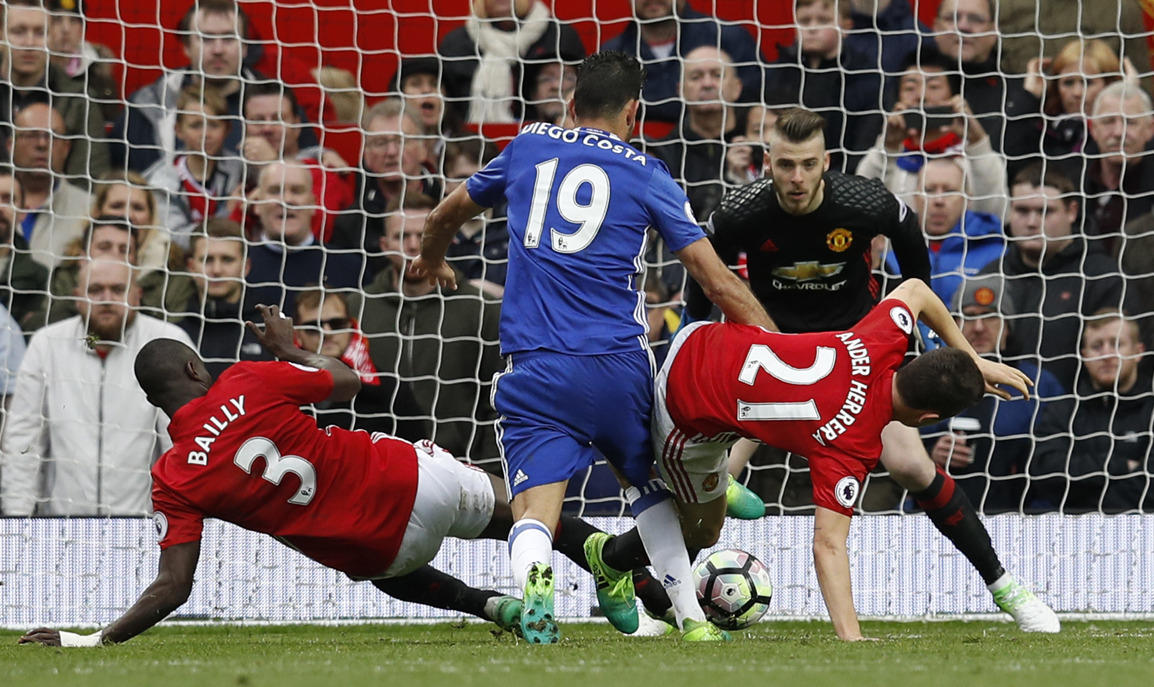 
H&agrave;ng thủ M.U kh&ocirc;ng cho Diego Costa cơ hội uy hiếp De Gea
