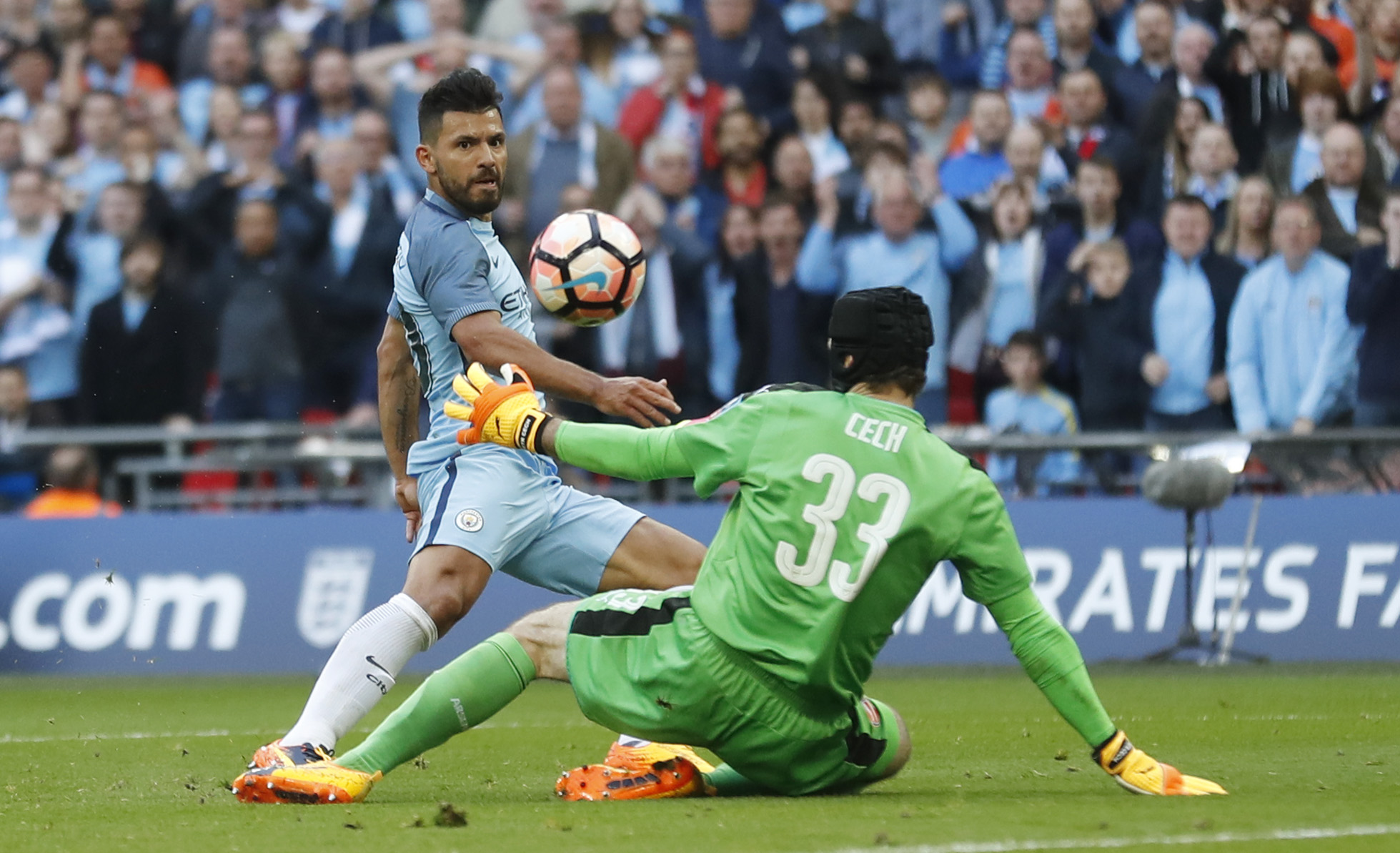 
Aguero mở tỉ số
