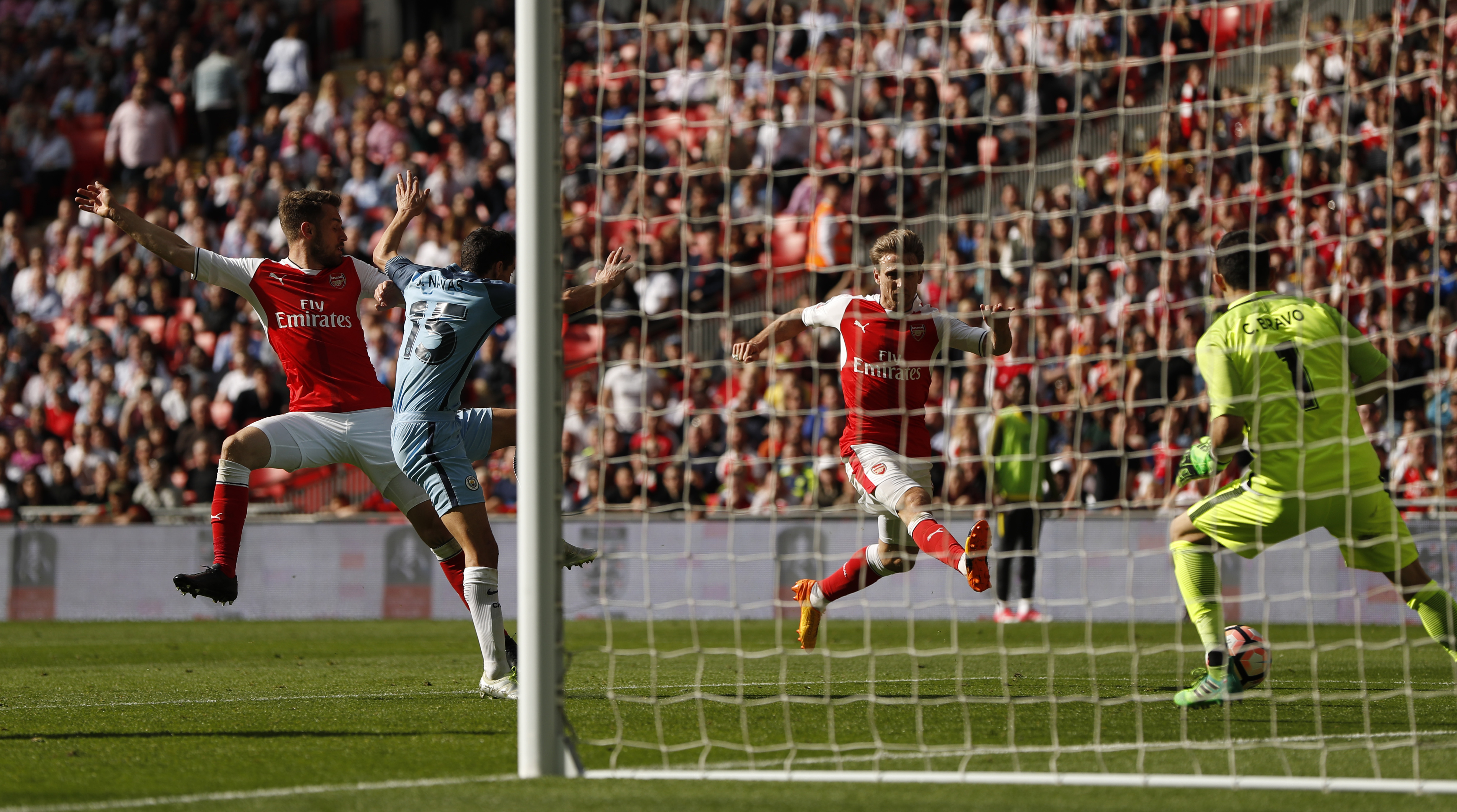 
Monreal gỡ h&ograve;a 1-1 cho Arsenal
