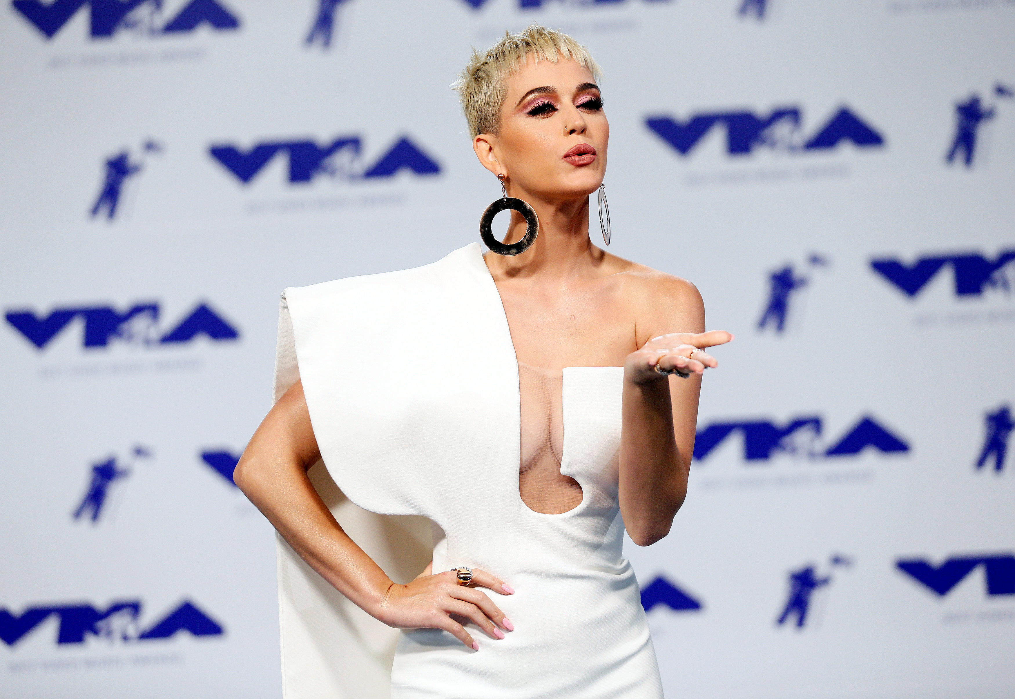 Mốt khoe ngực được chuộng tại MTV VMA 2017