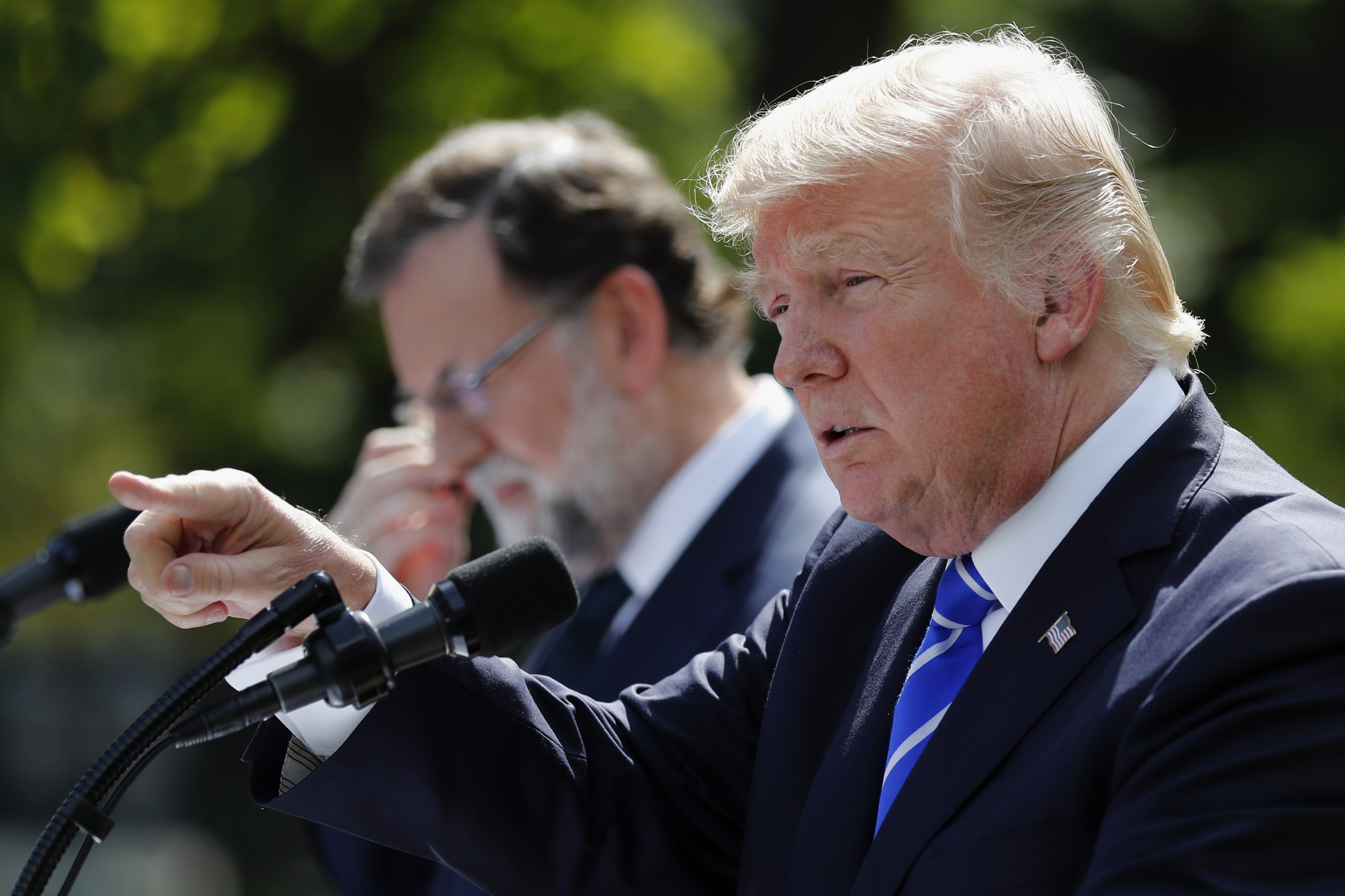 Triều Tiên điều máy bay, tên lửa, ông Donald Trump đe dọa phá hủy