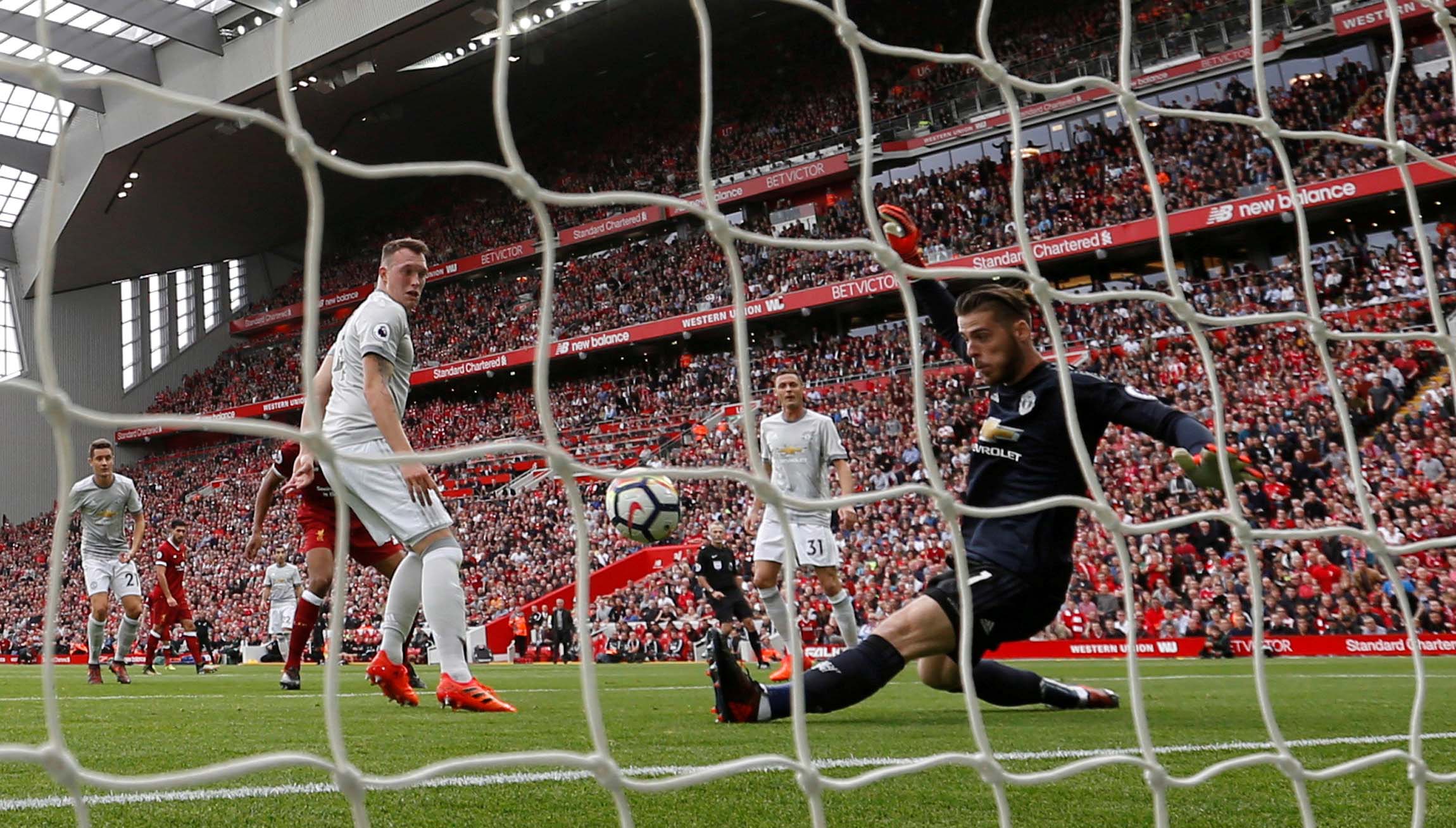 Liverpool - M.U 0-0: Mourinho lại thất hứa