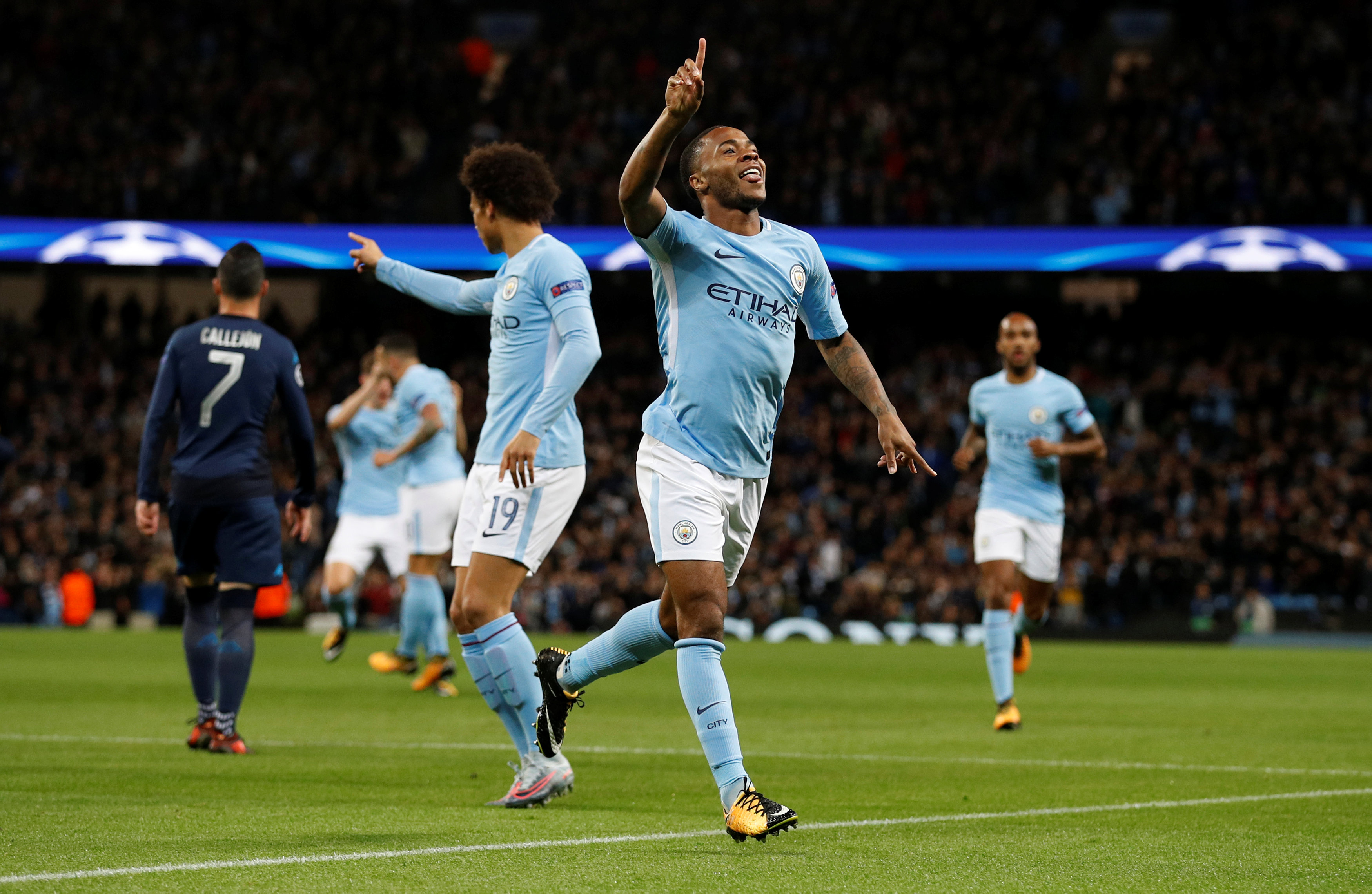 Nhẹ nhàng hạ Napoli, Man City đứng đầu bảng F