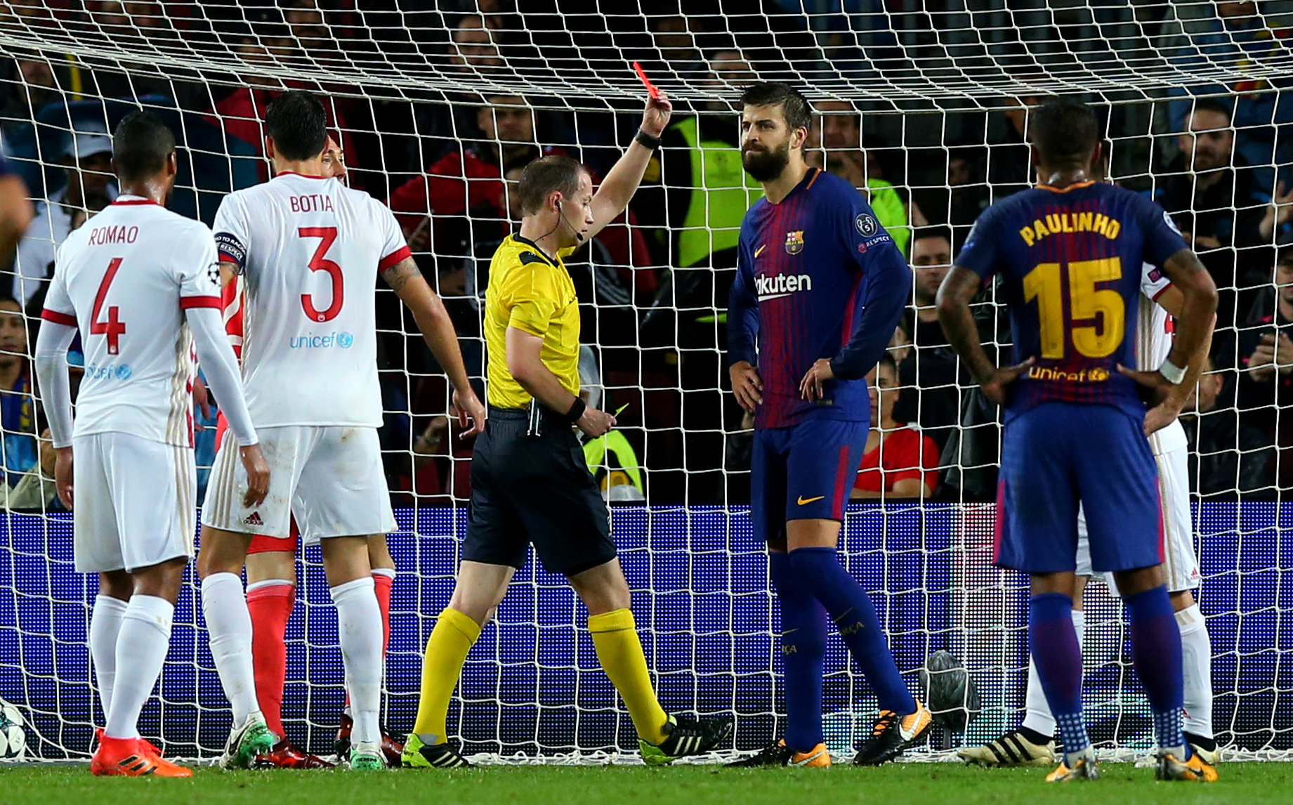 [Clip] - Trung vệ Barca nhận thẻ đỏ v&igrave; ghi b&agrave;n bằng tay - Ảnh 1.