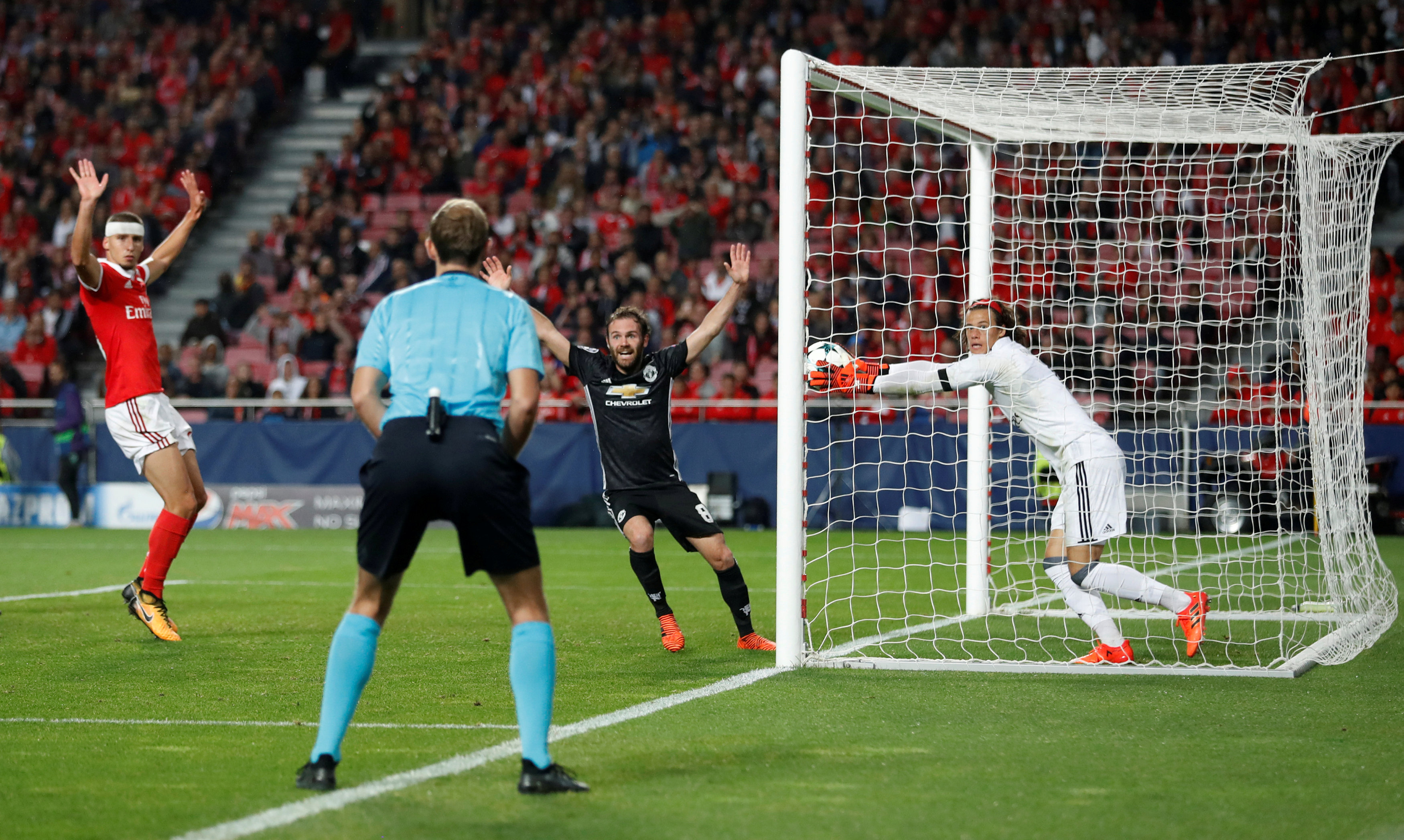 Rashford tỏa sáng, M.U giành trọn 3 điểm