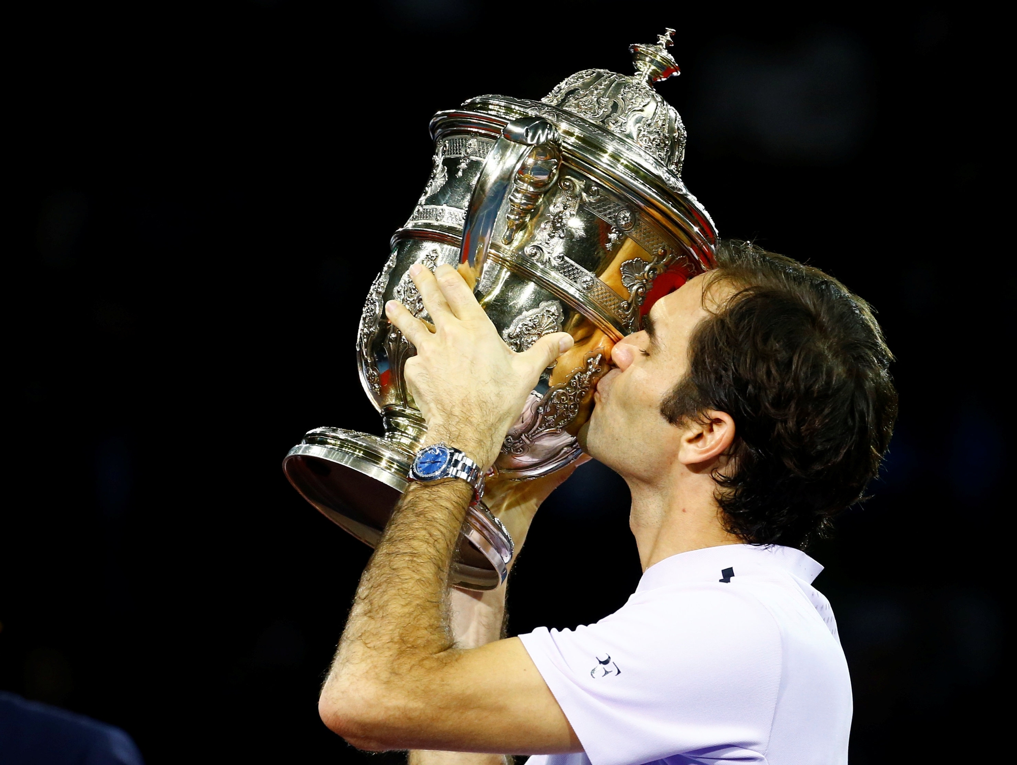 Federer cảm ơn CĐV đồng hương khi lần thứ 8 vô địch Giải Thụy Sĩ Indoor