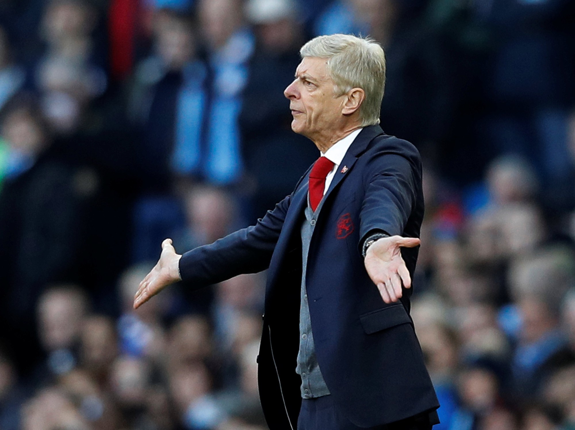 Alan Shearer: "Ông Wenger nên xin lỗi Sterling!"