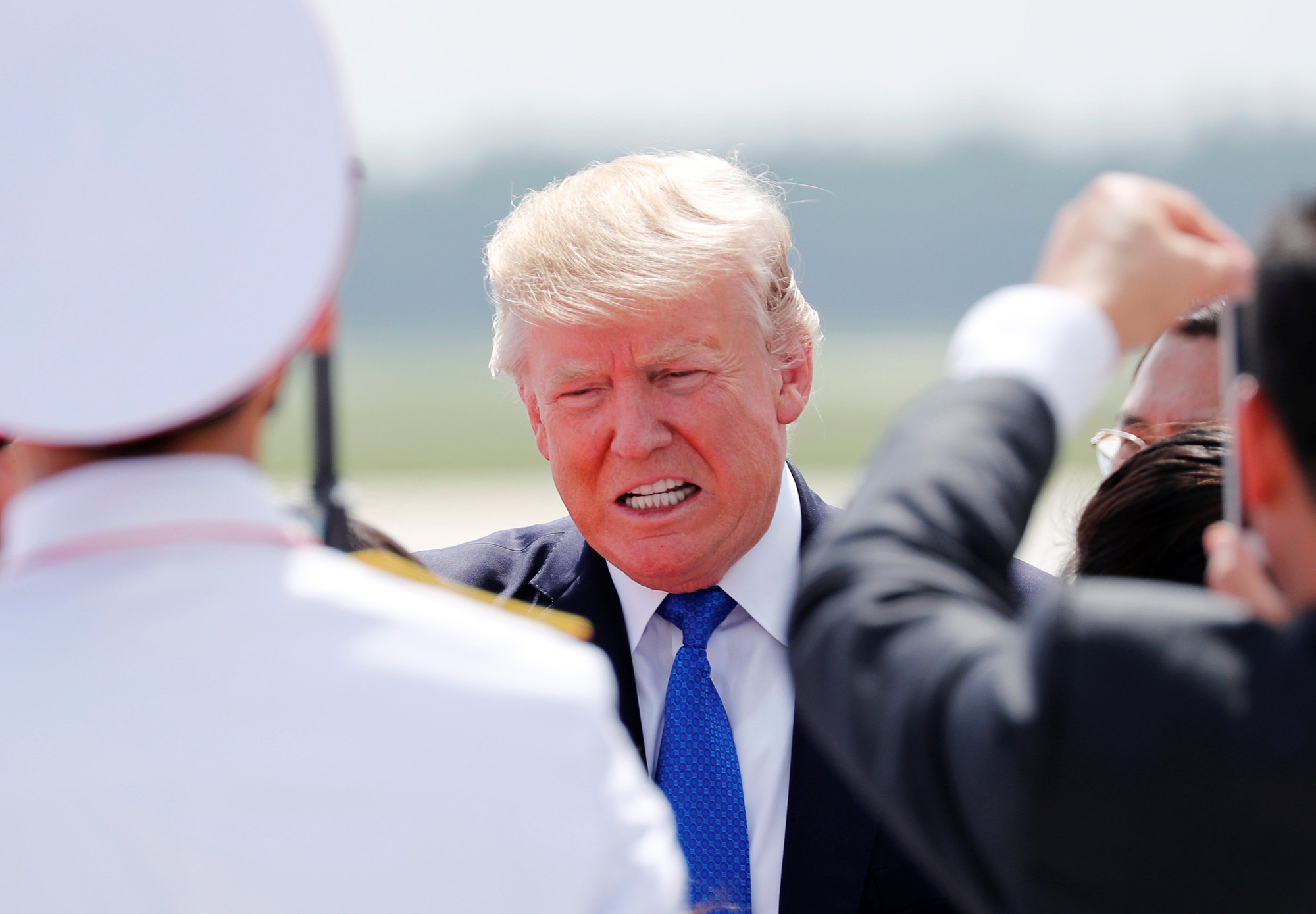 Tổng thống Donald Trump có mặt tại sân bay quốc tế Đà Nẵng. Ảnh: Reuters
