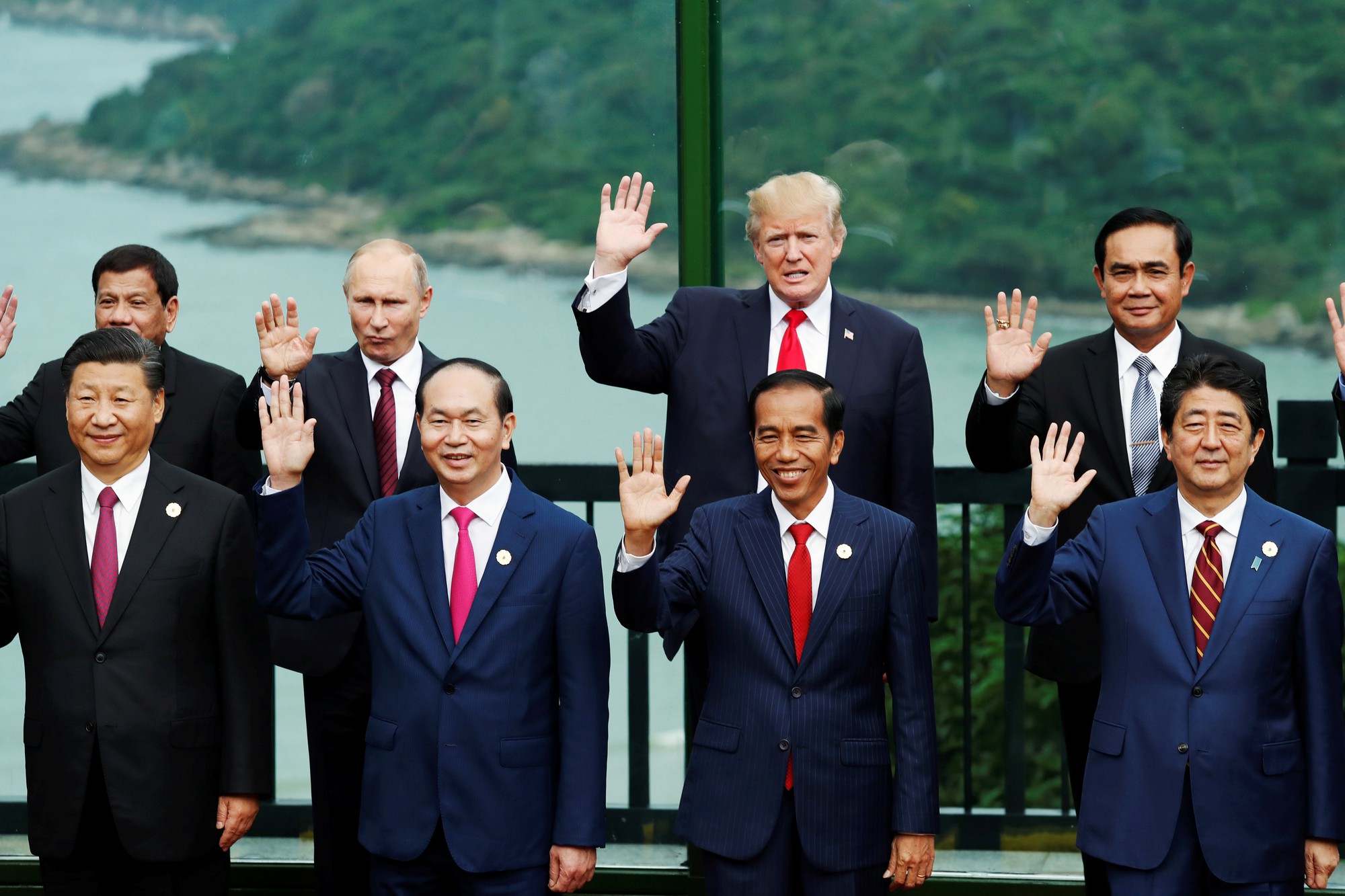Các nhà lãnh đạo vẫy chào vui vẻ