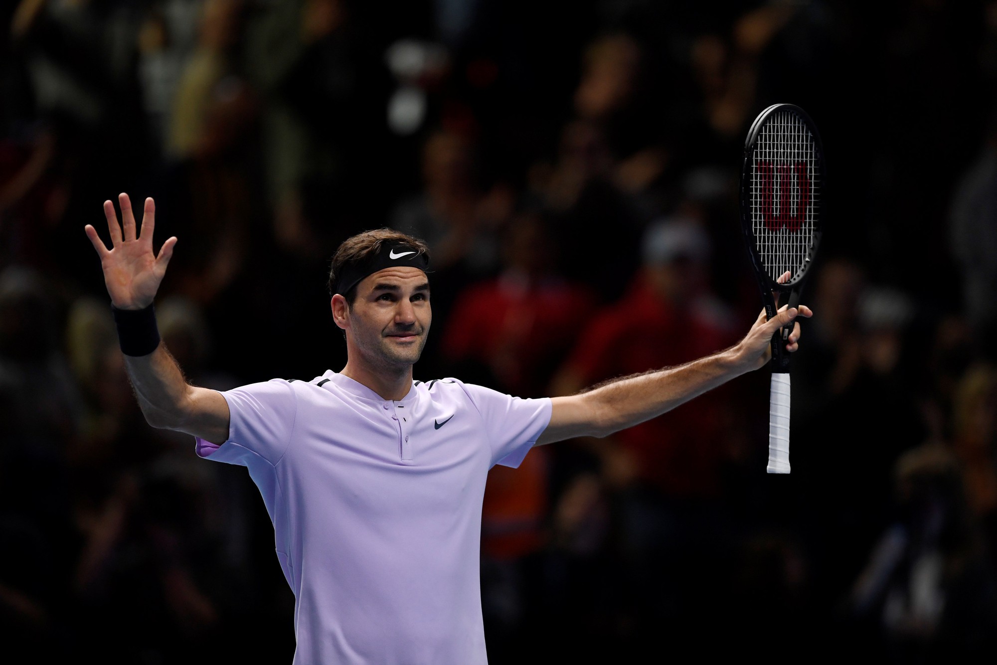 Vượt qua Zverev, Federer vào bán kết ATP Finals