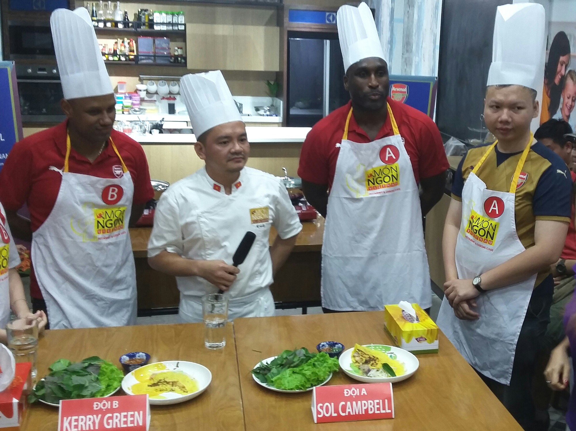 Sol Campbell thử tài đúc bánh xèo