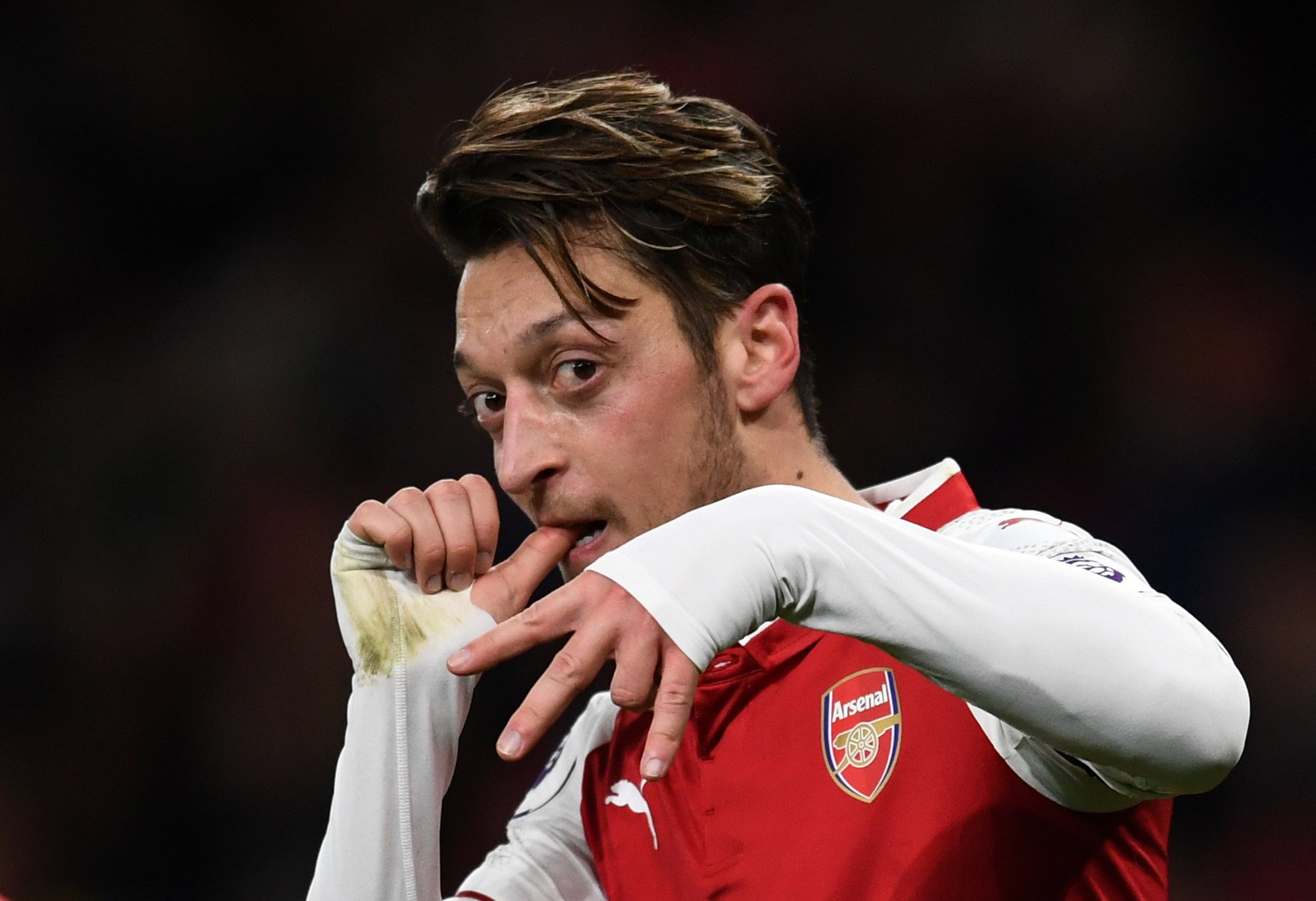 Arsenal với hy vọng mong manh giữ chân Ozil