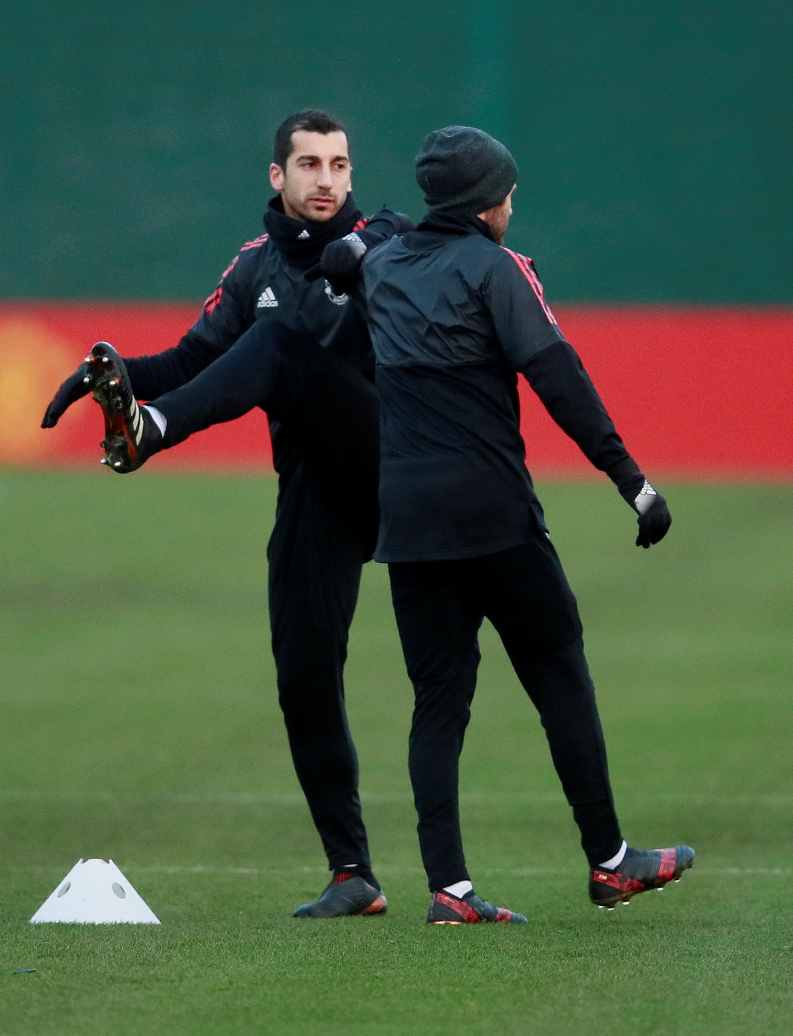 M.U định gi&aacute; b&aacute;n Mkhitaryan hơn 35 triệu bảng - Ảnh 2.