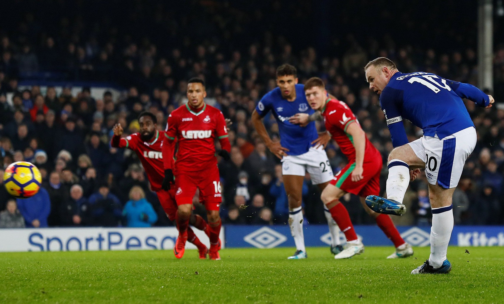 Everton sẽ "tặng quà" Giáng sinh cho Chelsea?