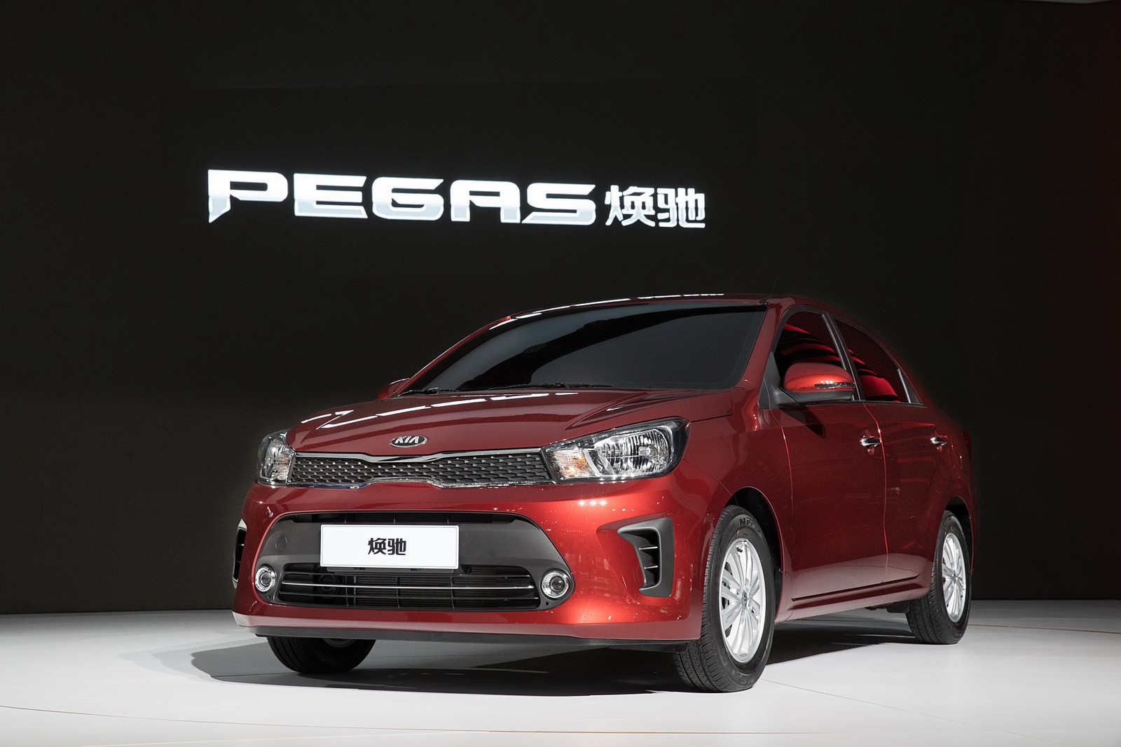 D&acirc;n Việt ph&aacute;t sốt với Kia Pegas 2017 v&igrave; gi&aacute; qu&aacute; rẻ - Ảnh 1.
