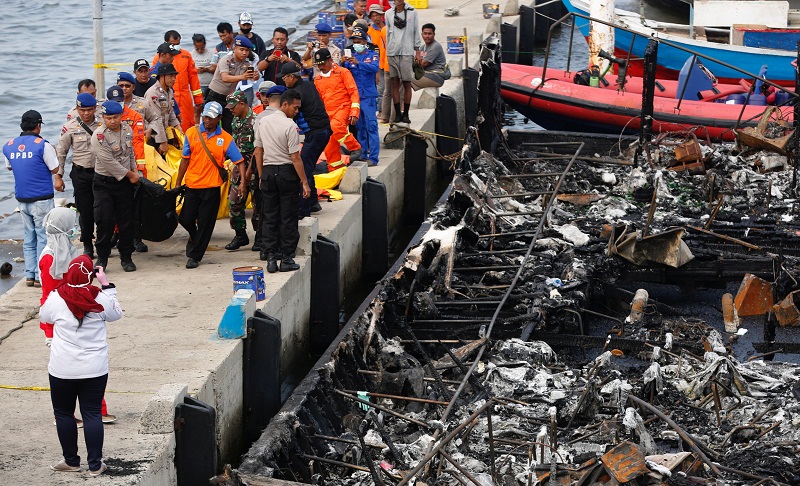 
C&aacute;c thi thể được đưa l&ecirc;n bờ. Ảnh: Reuters
