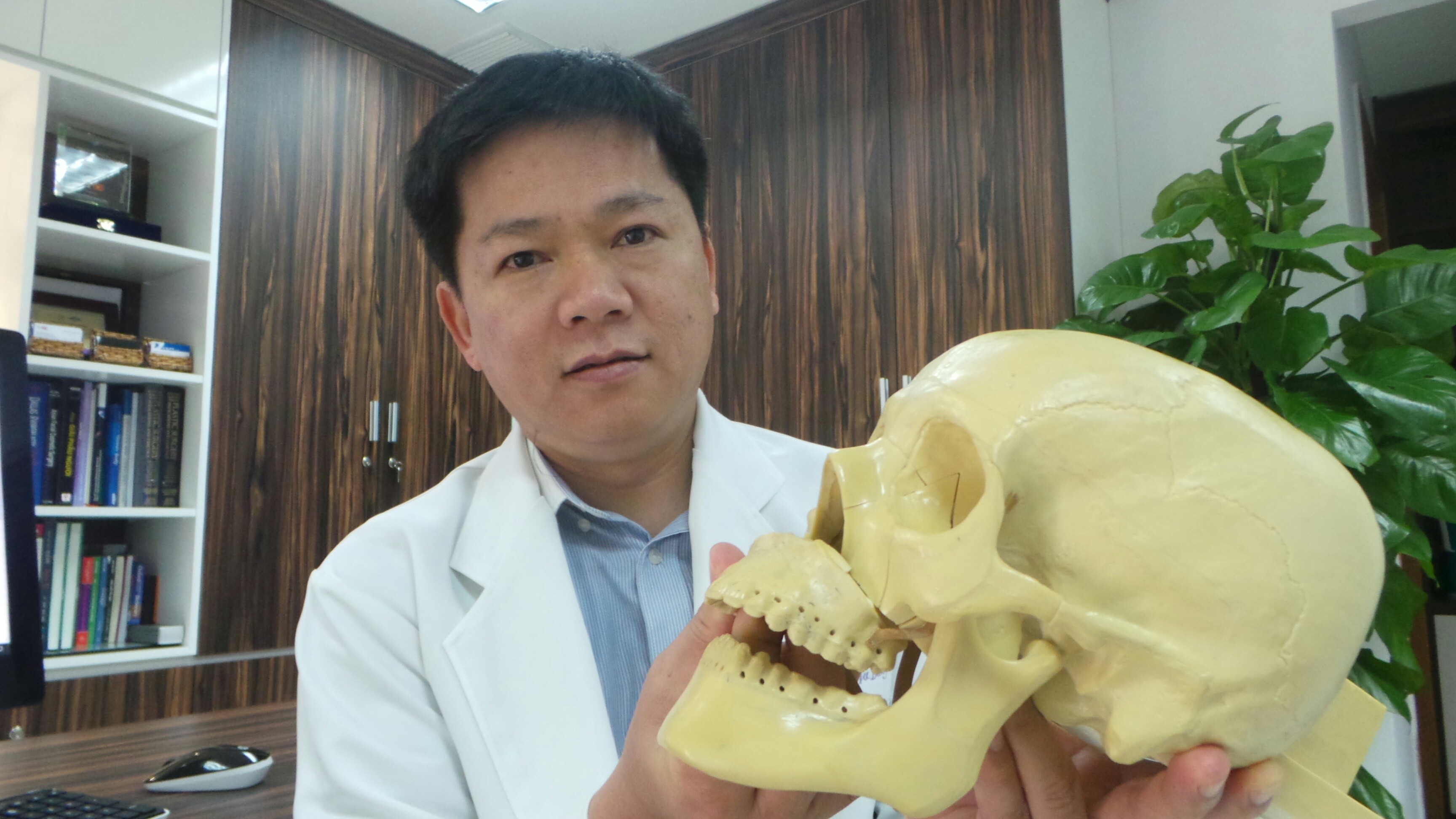 
B&aacute;c sĩ T&uacute; Dung m&ocirc; tả lại qu&aacute; tr&igrave;nh phẫu thuật cắt trượt 4 đoạn h&agrave;m mặt cứu dung nhan cho c&ocirc; g&aacute;i trẻ.
