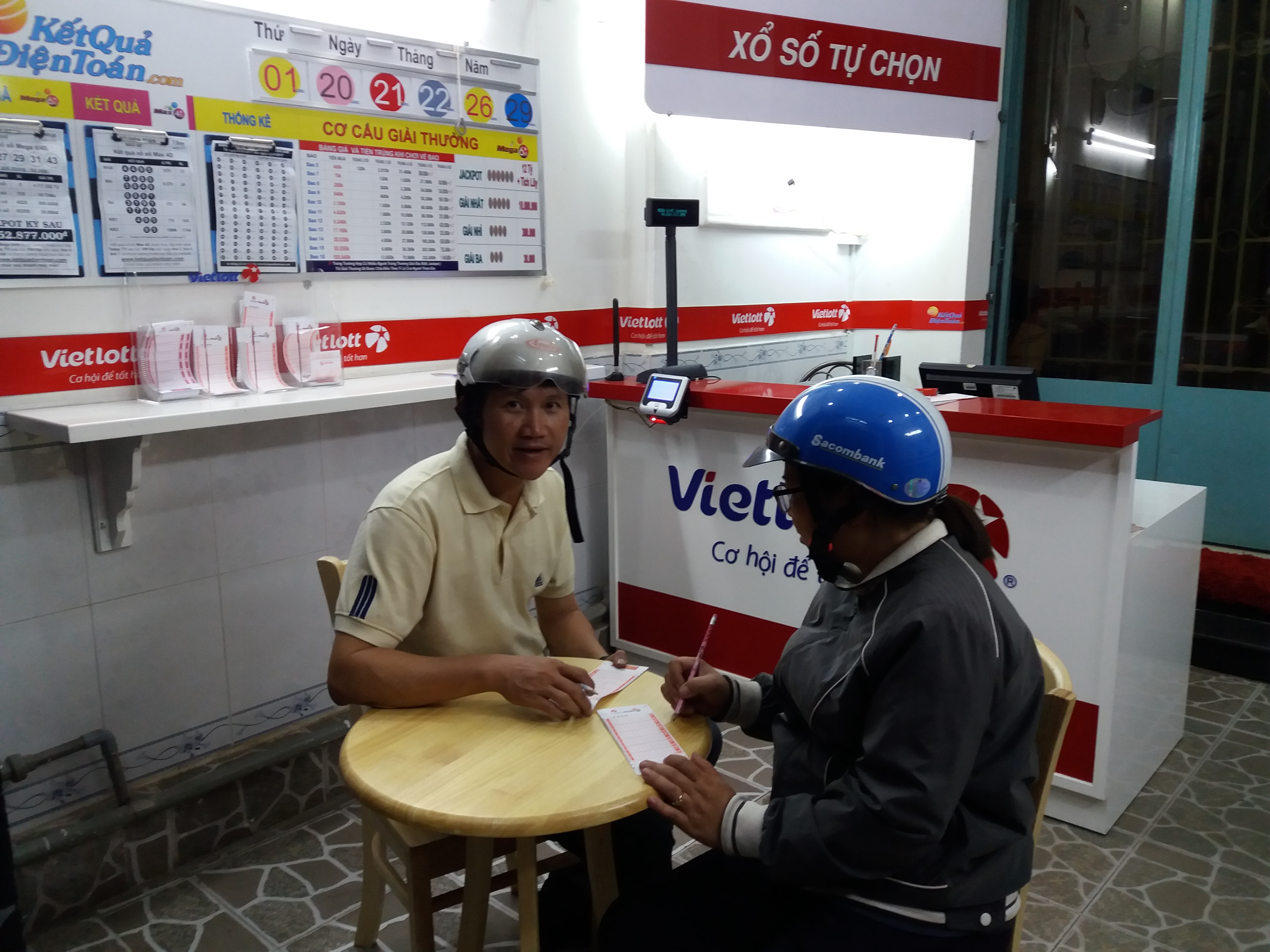 Bộ Tài chính: Vé số Vietlott bán dạo là tự phát