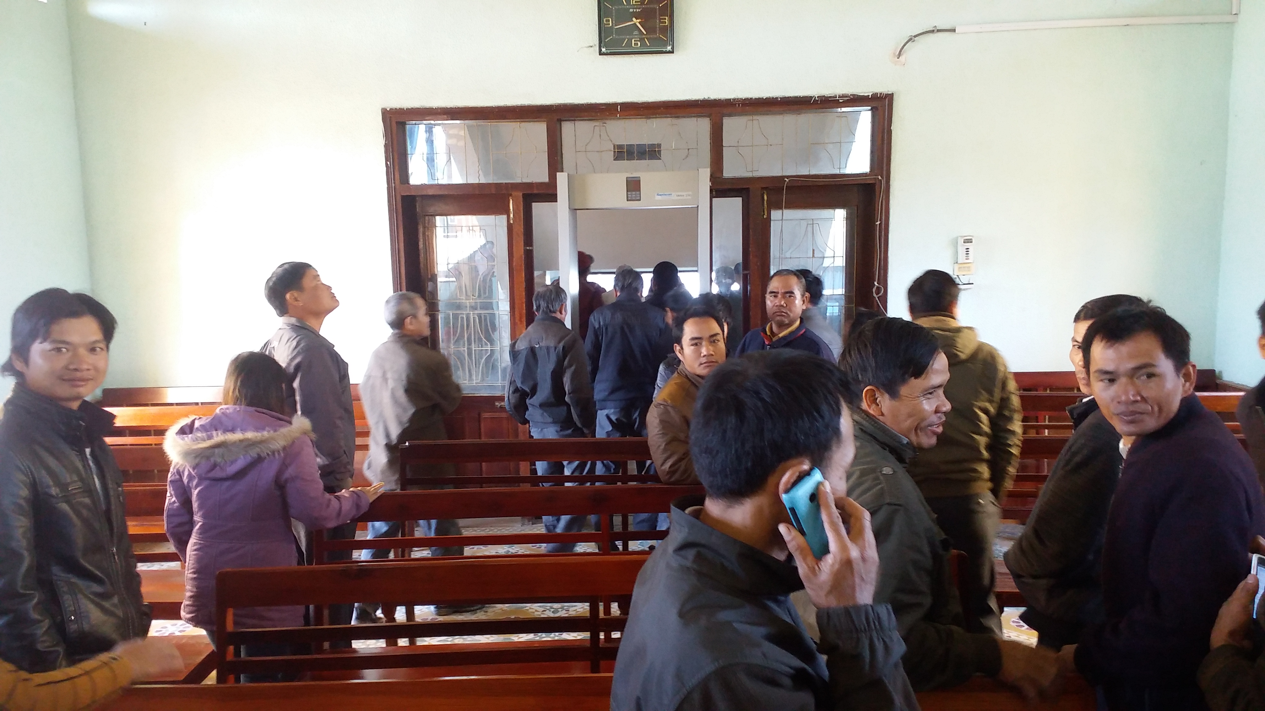 Hoãn tòa, hàng chục người đành thất thểu ra về