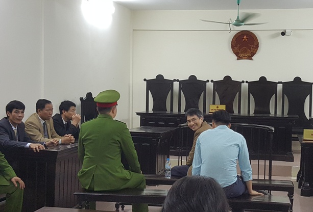 
Bị c&aacute;o Giang Kim Đạt quay lại nh&igrave;n người th&acirc;n, cười trước khi T&ograve;a tuy&ecirc;n &aacute;n
