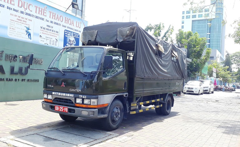 Một chiếc xe quân sự khác cũng đậu trên vỉa hè trước sân vận động Hoa Lư