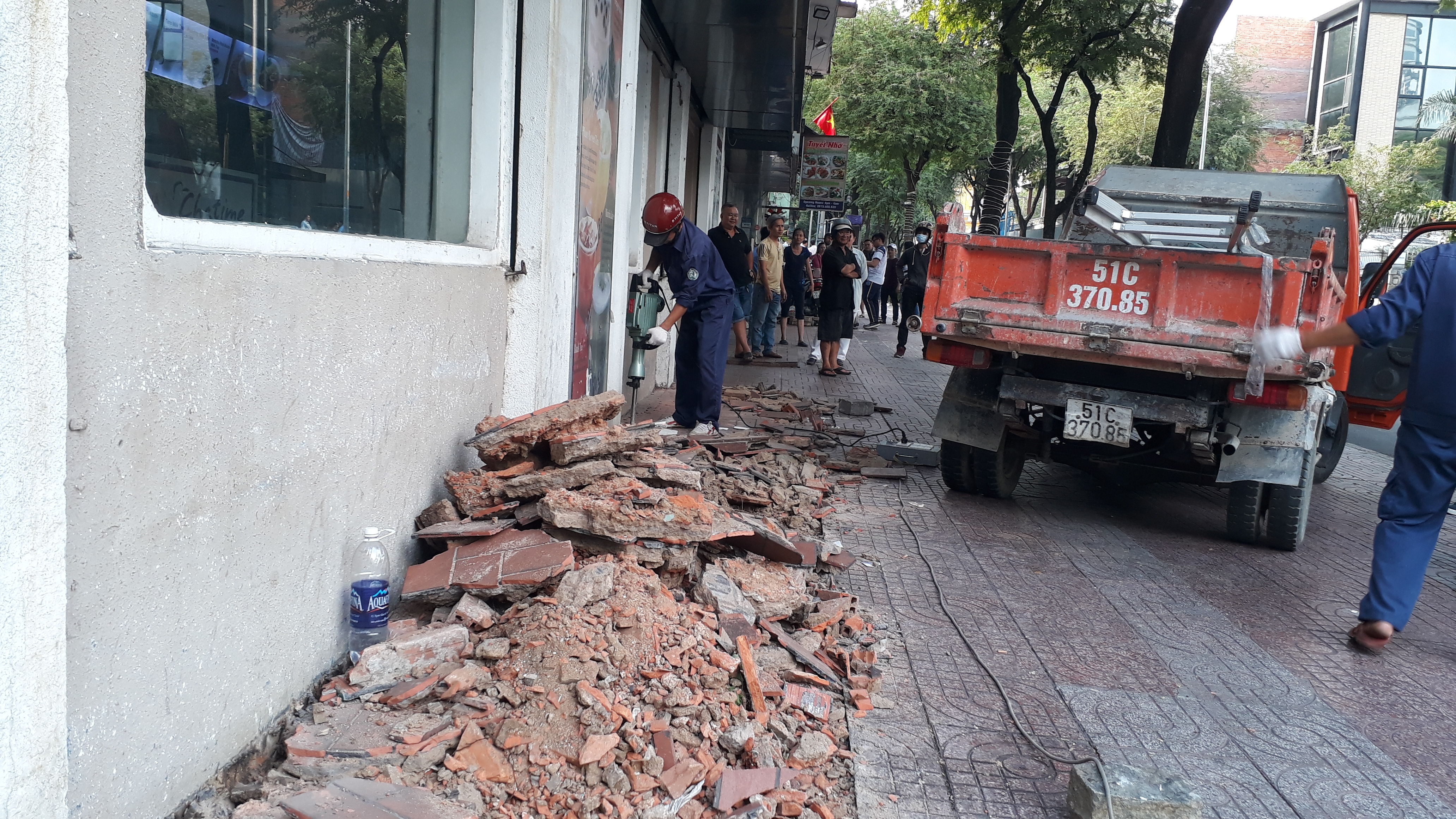 
Trụ sợ khu phố chiếm vỉa h&egrave; sắp biến mất trước sự cương quyết gi&agrave;nh lại vỉa h&egrave; cho người đi bộ của quận 1
