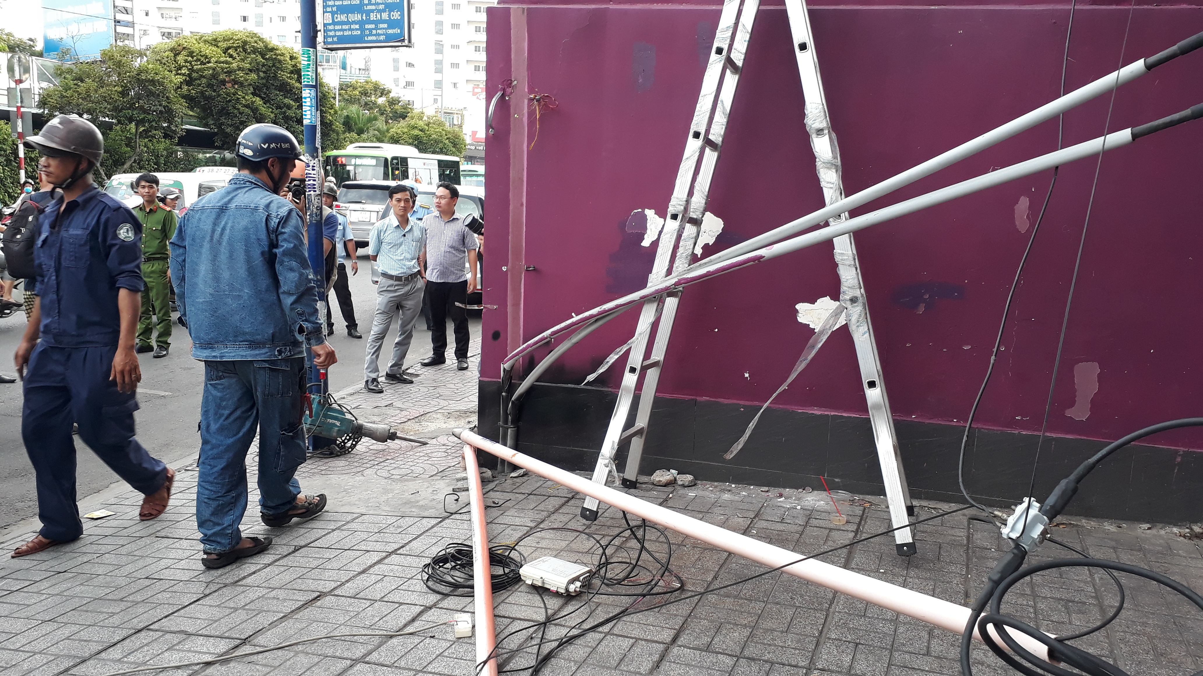 
Tiến h&agrave;nh th&aacute;o dỡ bức tường chiếm vỉa h&egrave; ở số nh&agrave; 208 Nguyễn Tr&atilde;i
