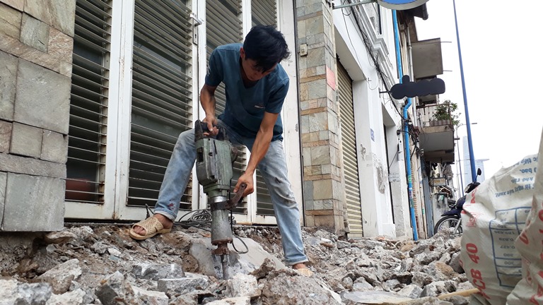 Th&aacute;o dỡ vật cản tr&ecirc;n đường V&otilde; Văn Kiệt, phường C&ocirc; Giang, quận 1, TP HCM