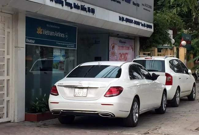 
Nhiều người cuống cuồng đi t&igrave;m chỗ để xe mới
