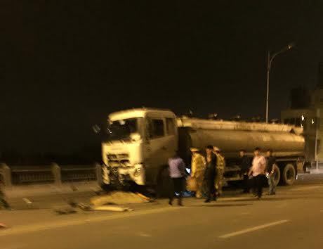 Va chạm xe bồn trên cầu Vĩnh Tuy, 3 thanh niên tử vong tại chỗ